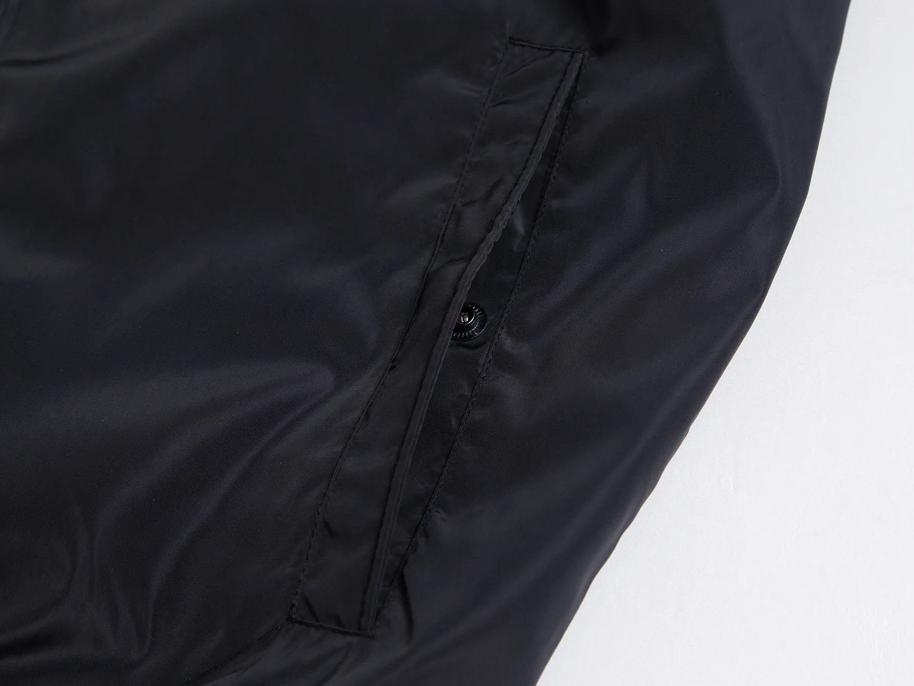 P520 ZP version) -Moncler's official website classic model is new. The letter jacquard windbreaker jacket is the same for men and women. -YB molded fabric details are the same. A full set of accessories are customized. Different from the market currency. Welcome to compare. -Color: black, white, royal blue, military green. -Code number 1 2 3 4 5
