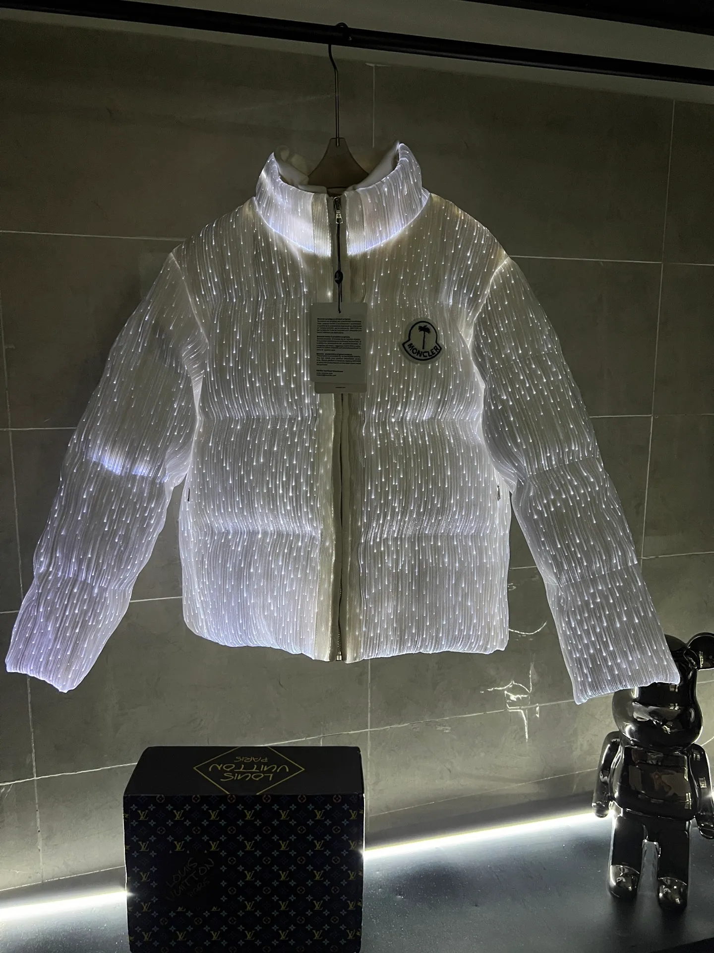 P1360 Moncler's new luminous light down jacket with a full mouth. It is a style with a sense of future technology. It is definitely cool and attracts attention when going out. It is unremarkable during the day, but it is absolutely full of effect when it comes out at night. There is a socket in the pocket for charging. The upper body is like the most beautiful boy on the street. He is wearing a star. The chest badge letter logo is embellished. The overall personality is fashionable and cool. The upper body is full of velvet, cool and comfortable. Size: 1234