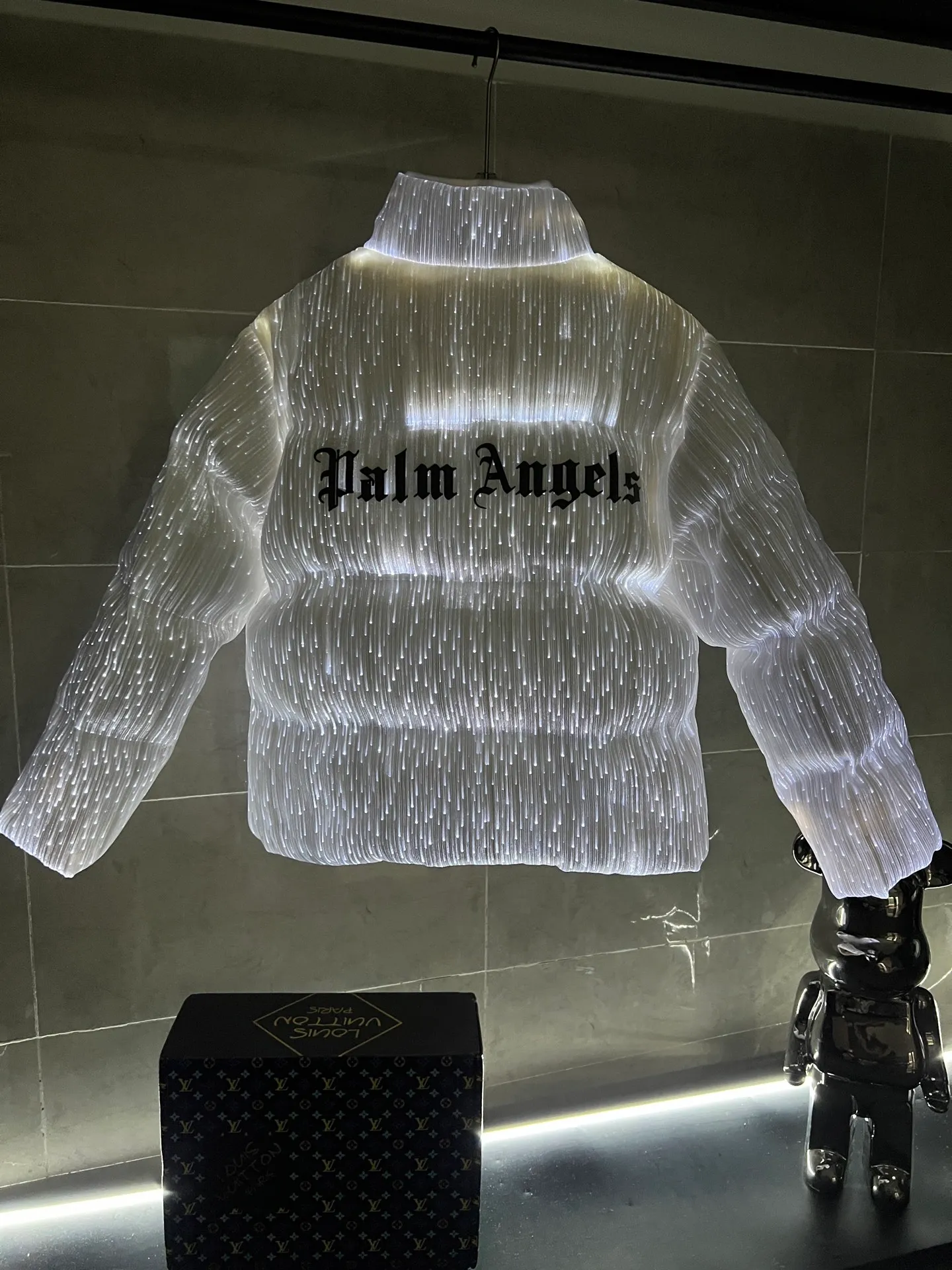 P1360 Moncler's new luminous light down jacket with a full mouth. It is a style with a sense of future technology. It is definitely cool and attracts attention when going out. It is unremarkable during the day, but it is absolutely full of effect when it comes out at night. There is a socket in the pocket for charging. The upper body is like the most beautiful boy on the street. He is wearing a star. The chest badge letter logo is embellished. The overall personality is fashionable and cool. The upper body is full of velvet, cool and comfortable. Size: 1234