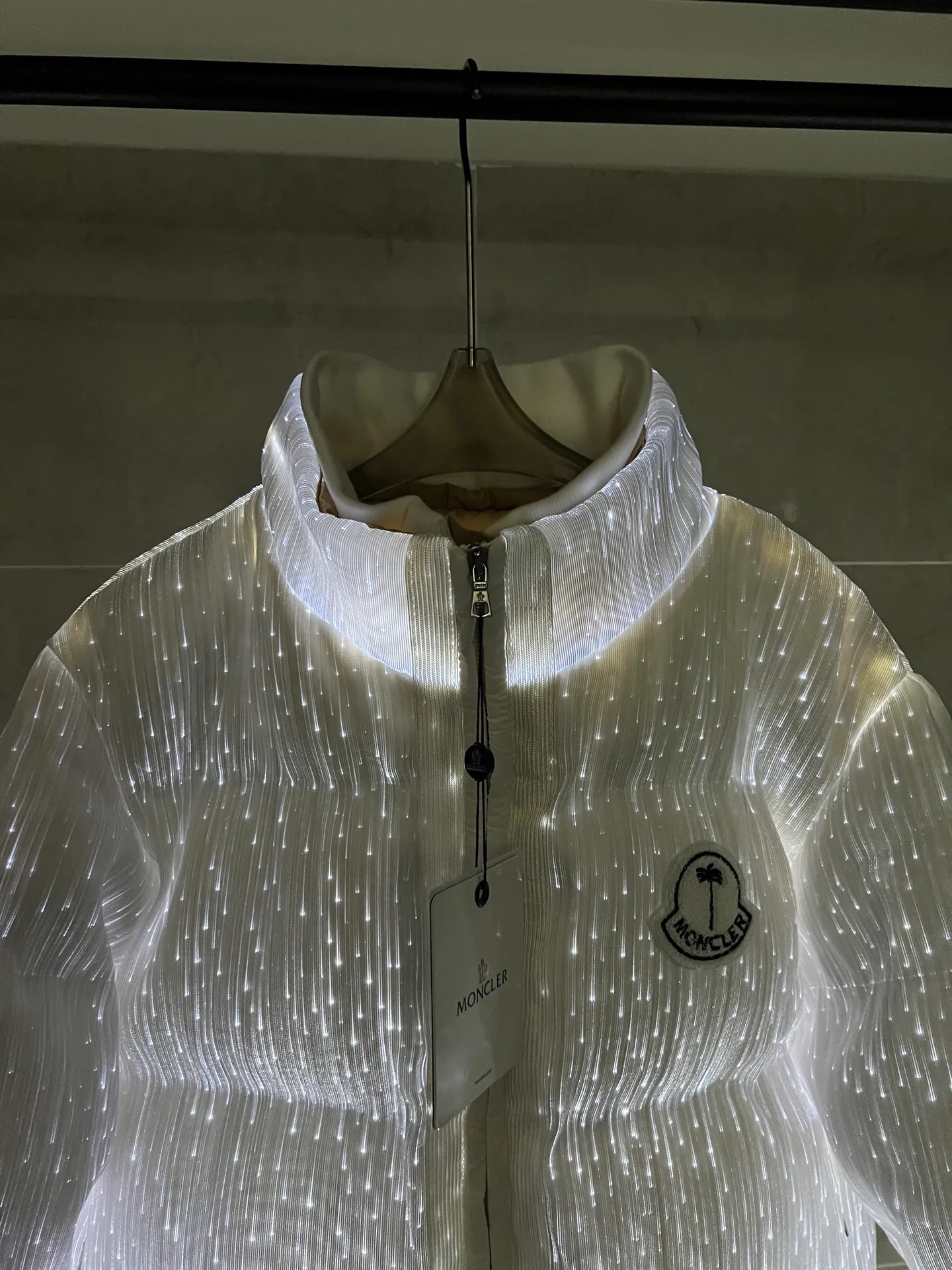 P1360 Moncler's new luminous light down jacket with a full mouth. It is a style with a sense of future technology. It is definitely cool and attracts attention when going out. It is unremarkable during the day, but it is absolutely full of effect when it comes out at night. There is a socket in the pocket for charging. The upper body is like the most beautiful boy on the street. He is wearing a star. The chest badge letter logo is embellished. The overall personality is fashionable and cool. The upper body is full of velvet, cool and comfortable. Size: 1234