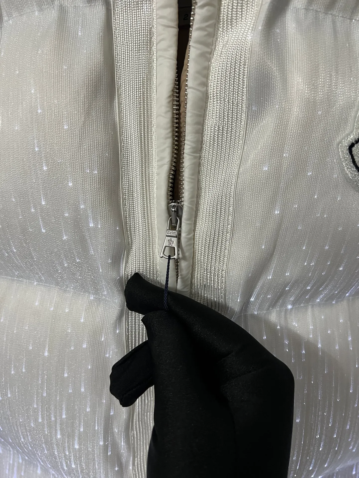 P1360 Moncler's new luminous light down jacket with a full mouth. It is a style with a sense of future technology. It is definitely cool and attracts attention when going out. It is unremarkable during the day, but it is absolutely full of effect when it comes out at night. There is a socket in the pocket for charging. The upper body is like the most beautiful boy on the street. He is wearing a star. The chest badge letter logo is embellished. The overall personality is fashionable and cool. The upper body is full of velvet, cool and comfortable. Size: 1234