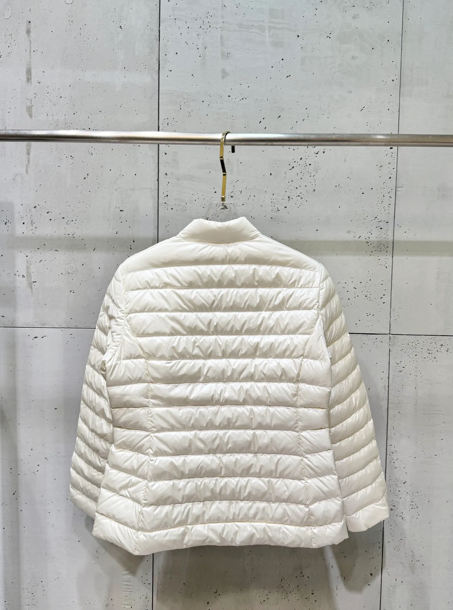 P720 Moncler 25 new lgelle lightweight stand-up collar short down jacket, with classic quilting design to outline a slim silhouette. The stand-up collar details enhance the temperament, while being light and warm. Wear it as a layer during spring or winter, and you can easily weather the changing weather in one piece. Choose from three colors to suit your style: low-key black, pure white, and gentle nude—three high-end tones, suitable for different occasions and styles. The short cut lengthens the proportion, and even a small person can wear it with long legs! The choice of quality: duck down filling, which has both fluffiness and warmth, is light and weightless. Every detail shows craftsmanship. Color: black, pink, and white. Size: 1 2 3 4