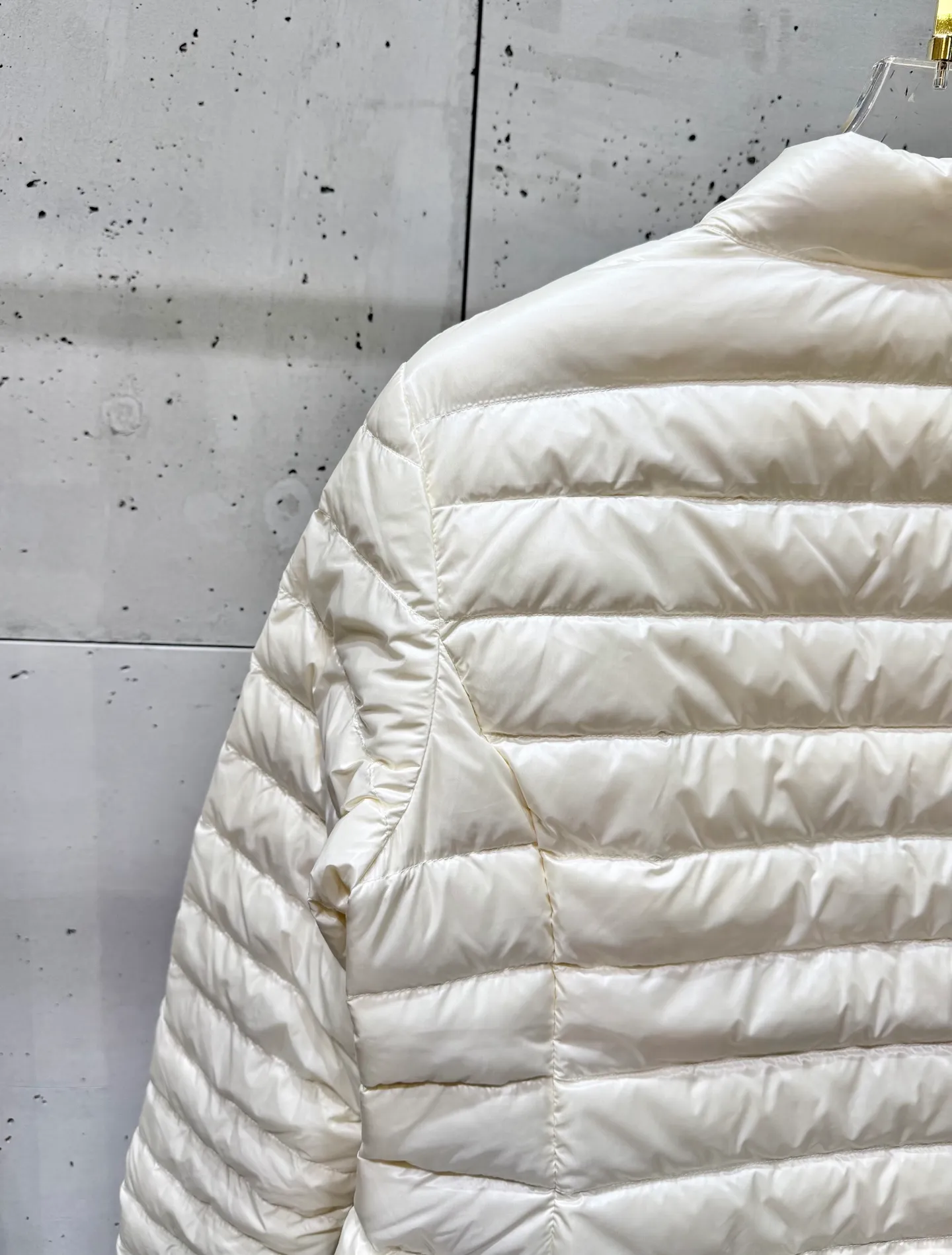 P720 Moncler 25 new lgelle lightweight stand-up collar short down jacket, with classic quilting design to outline a slim silhouette. The stand-up collar details enhance the temperament, while being light and warm. Wear it as a layer during spring or winter, and you can easily weather the changing weather in one piece. Choose from three colors to suit your style: low-key black, pure white, and gentle nude—three high-end tones, suitable for different occasions and styles. The short cut lengthens the proportion, and even a small person can wear it with long legs! The choice of quality: duck down filling, which has both fluffiness and warmth, is light and weightless. Every detail shows craftsmanship. Color: black, pink, and white. Size: 1 2 3 4