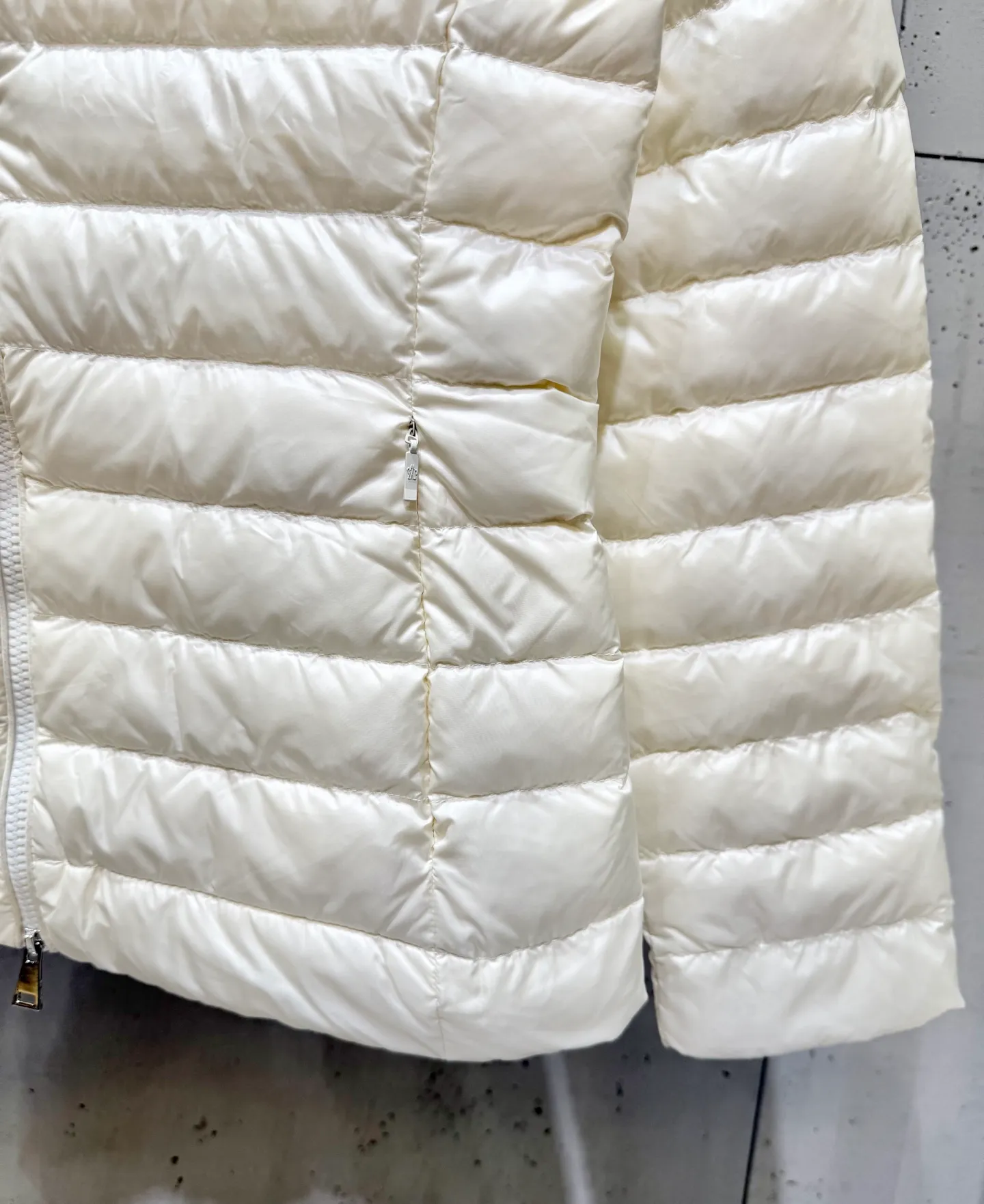 P720 Moncler 25 new lgelle lightweight stand-up collar short down jacket, with classic quilting design to outline a slim silhouette. The stand-up collar details enhance the temperament, while being light and warm. Wear it as a layer during spring or winter, and you can easily weather the changing weather in one piece. Choose from three colors to suit your style: low-key black, pure white, and gentle nude—three high-end tones, suitable for different occasions and styles. The short cut lengthens the proportion, and even a small person can wear it with long legs! The choice of quality: duck down filling, which has both fluffiness and warmth, is light and weightless. Every detail shows craftsmanship. Color: black, pink, and white. Size: 1 2 3 4
