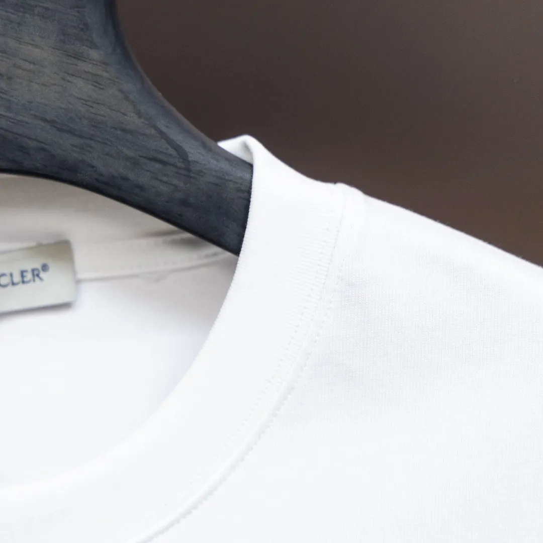 P200 Moncler2025 new early spring new men's and women's 👫 short-sleeved T-shirt, on sale at the counter at the same time! Customized exclusive 340-gram pure cotton fabric, customized original craft threads, and heavy-duty letter logo craft design on the chest! Simple and elegant, easy to match and versatile, extremely high-grade, perfectly integrated into fashion and style, it is a top-notch fashionable style that is perfect for outer wear! The whole thing gives people a natural feeling! The ultimate classic versatile short-sleeved T-shirt, designed with the latest three-dimensional letter logo graphic elements! The ultimate heavy work, the ultimate perfection! Fans who pursue high quality should rush to buy it by themselves, and we sincerely invite all fans who know the goods to appreciate this model together! ! Color: Black White Size: S-XXL