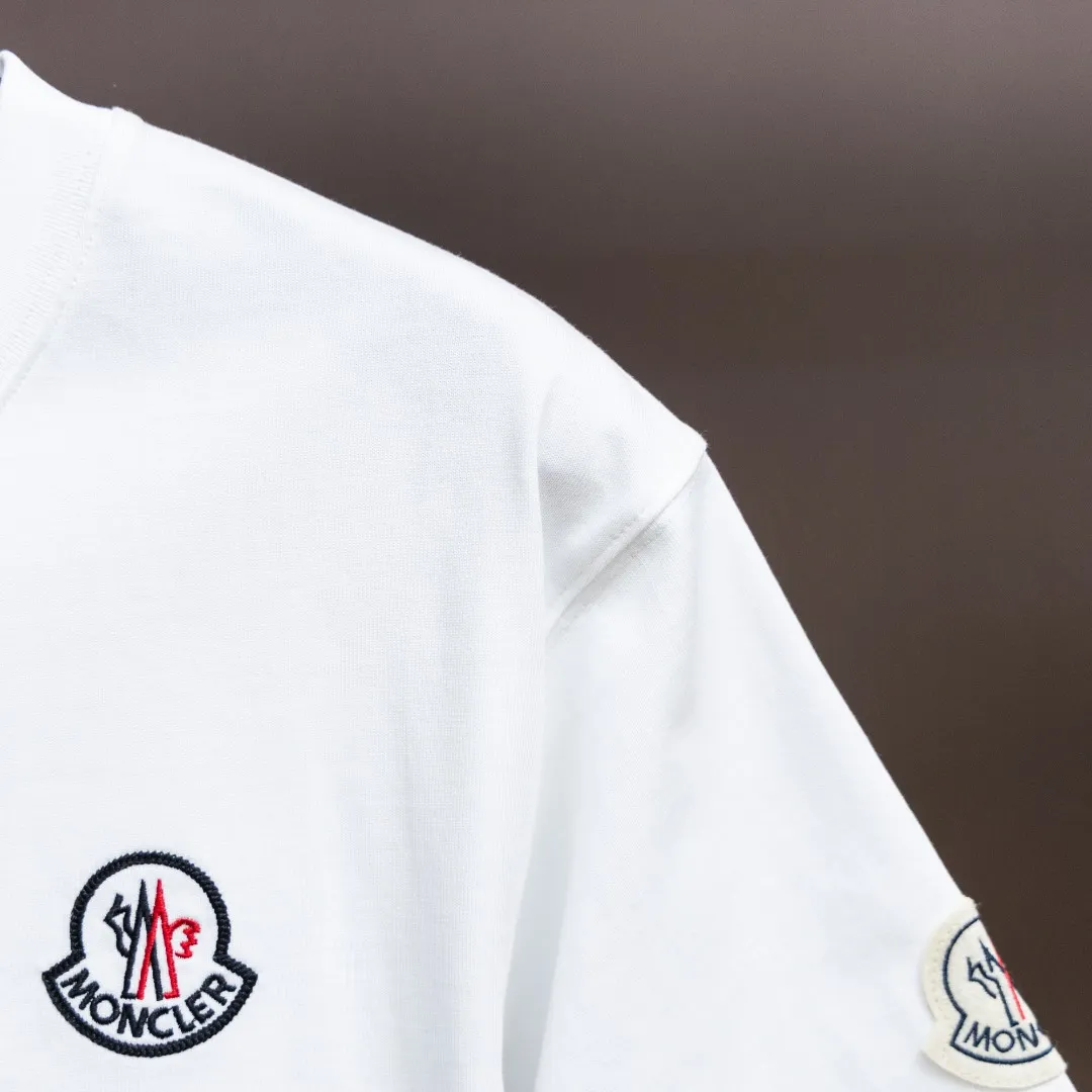 P200 Moncler2025 new early spring new men's and women's 👫 short-sleeved T-shirt, on sale at the counter at the same time! Customized exclusive 340-gram pure cotton fabric, customized original craft threads, and heavy-duty letter logo craft design on the chest! Simple and elegant, easy to match and versatile, extremely high-grade, perfectly integrated into fashion and style, it is a top-notch fashionable style that is perfect for outer wear! The whole thing gives people a natural feeling! The ultimate classic versatile short-sleeved T-shirt, designed with the latest three-dimensional letter logo graphic elements! The ultimate heavy work, the ultimate perfection! Fans who pursue high quality should rush to buy it by themselves, and we sincerely invite all fans who know the goods to appreciate this model together! ! Color: Black White Size: S-XXL