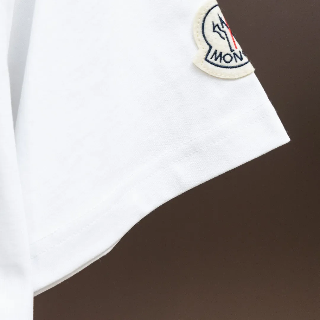 P200 Moncler2025 new early spring new men's and women's 👫 short-sleeved T-shirt, on sale at the counter at the same time! Customized exclusive 340-gram pure cotton fabric, customized original craft threads, and heavy-duty letter logo craft design on the chest! Simple and elegant, easy to match and versatile, extremely high-grade, perfectly integrated into fashion and style, it is a top-notch fashionable style that is perfect for outer wear! The whole thing gives people a natural feeling! The ultimate classic versatile short-sleeved T-shirt, designed with the latest three-dimensional letter logo graphic elements! The ultimate heavy work, the ultimate perfection! Fans who pursue high quality should rush to buy it by themselves, and we sincerely invite all fans who know the goods to appreciate this model together! ! Color: Black White Size: S-XXL