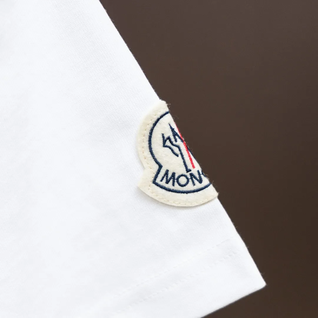 P200 Moncler2025 new early spring new men's and women's 👫 short-sleeved T-shirt, on sale at the counter at the same time! Customized exclusive 340-gram pure cotton fabric, customized original craft threads, and heavy-duty letter logo craft design on the chest! Simple and elegant, easy to match and versatile, extremely high-grade, perfectly integrated into fashion and style, it is a top-notch fashionable style that is perfect for outer wear! The whole thing gives people a natural feeling! The ultimate classic versatile short-sleeved T-shirt, designed with the latest three-dimensional letter logo graphic elements! The ultimate heavy work, the ultimate perfection! Fans who pursue high quality should rush to buy it by themselves, and we sincerely invite all fans who know the goods to appreciate this model together! ! Color: Black White Size: S-XXL