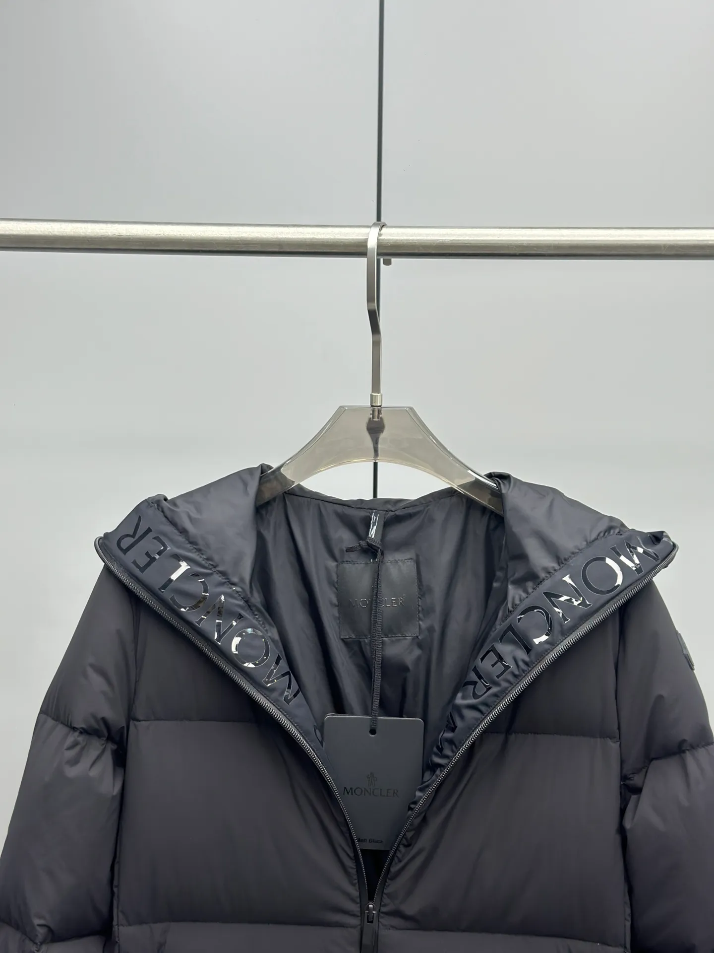 P920 2024 NEW new moncler Arredoun women's hooded long down jacket, fashionable and dynamic, new interpretation of simple style, long waisted down jacket, elasticated back waist design, slimmer and taller, hooded design, access control logo offset printing in the hood, low-key and advanced, super soft skin-friendly fabric, heat-locking and warm, high-quality 90 velvet, super warm, all fabrics are customized! The four-layer method of high-density matte matte fabric: surface + high density to prevent problems such as lint leakage and velvet. There is no doubt about the quality and slim fit! High velvet filling, waterproof zipper design, excellent windproof and warm performance. Color: Black Size: 0-1-2