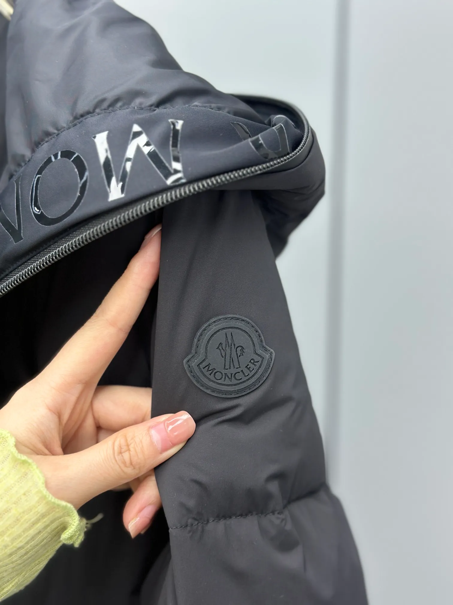 P920 2024 NEW new moncler Arredoun women's hooded long down jacket, fashionable and dynamic, new interpretation of simple style, long waisted down jacket, elasticated back waist design, slimmer and taller, hooded design, access control logo offset printing in the hood, low-key and advanced, super soft skin-friendly fabric, heat-locking and warm, high-quality 90 velvet, super warm, all fabrics are customized! The four-layer method of high-density matte matte fabric: surface + high density to prevent problems such as lint leakage and velvet. There is no doubt about the quality and slim fit! High velvet filling, waterproof zipper design, excellent windproof and warm performance. Color: Black Size: 0-1-2