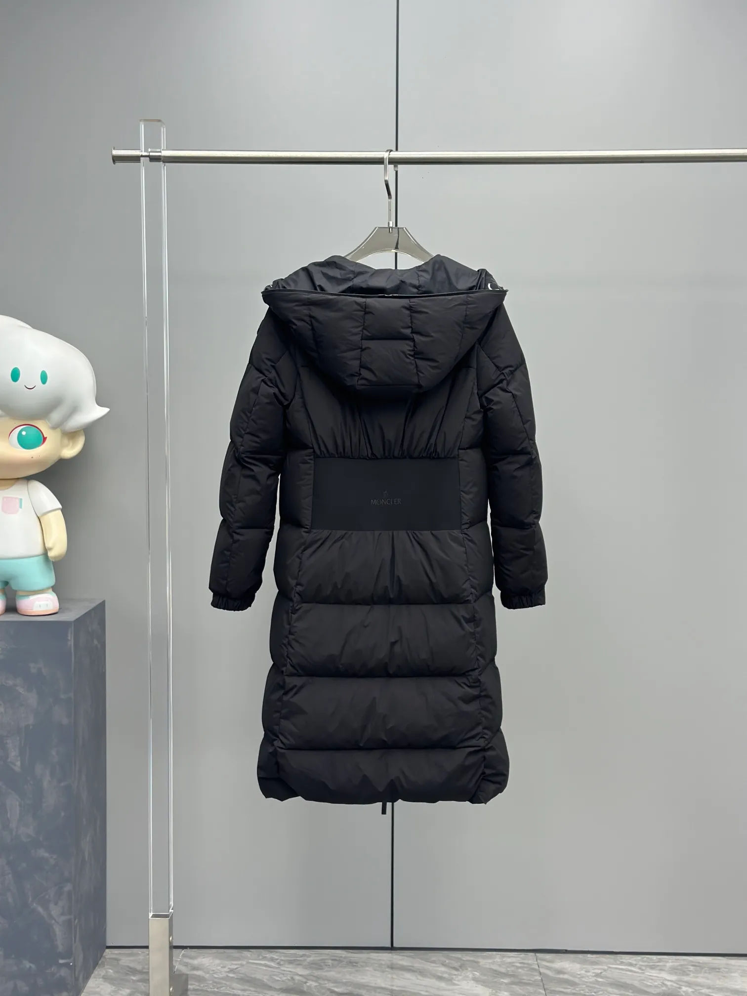 P920 2024 NEW new moncler Arredoun women's hooded long down jacket, fashionable and dynamic, new interpretation of simple style, long waisted down jacket, elasticated back waist design, slimmer and taller, hooded design, access control logo offset printing in the hood, low-key and advanced, super soft skin-friendly fabric, heat-locking and warm, high-quality 90 velvet, super warm, all fabrics are customized! The four-layer method of high-density matte matte fabric: surface + high density to prevent problems such as lint leakage and velvet. There is no doubt about the quality and slim fit! High velvet filling, waterproof zipper design, excellent windproof and warm performance. Color: Black Size: 0-1-2