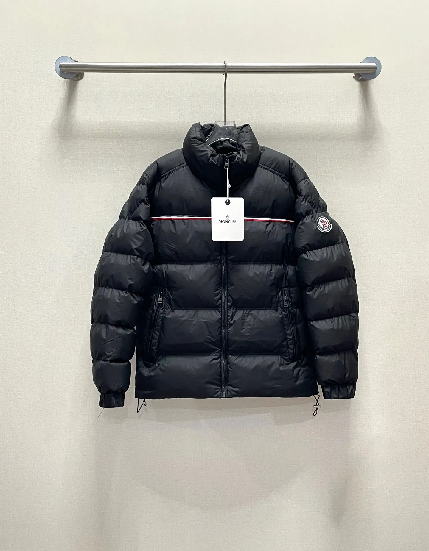 P340 Moncler/Moncler BOUVAQUE striped stand-up collar cotton jacket. Meng Mouth is getting bigger again. This new thick men’s cotton jacket with stand-up collar and hood is definitely the best item to wear in winter. The stand-up collar design is super aura, neat and capable. Whether it is a business occasion or a casual gathering, you can easily become the center of attention. Without the constraints of a hat, it looks more refreshing and stylish. Pairing it with a scarf can also unlock a variety of styles. Moreover, its thermal insulation performance is first-class, and its fluffy and thick filling can protect you thoughtfully even in cold weather. The fabric is high-quality, windproof and waterproof, and easy to care for. The classic black and white color scheme is simple and versatile. It can be worn with a sweater or a sweatshirt underneath, and with jeans or trousers on the bottom. You can't go wrong with it no matter how you wear it. If you want to enhance the quality of your winter outfit, this is the right choice!