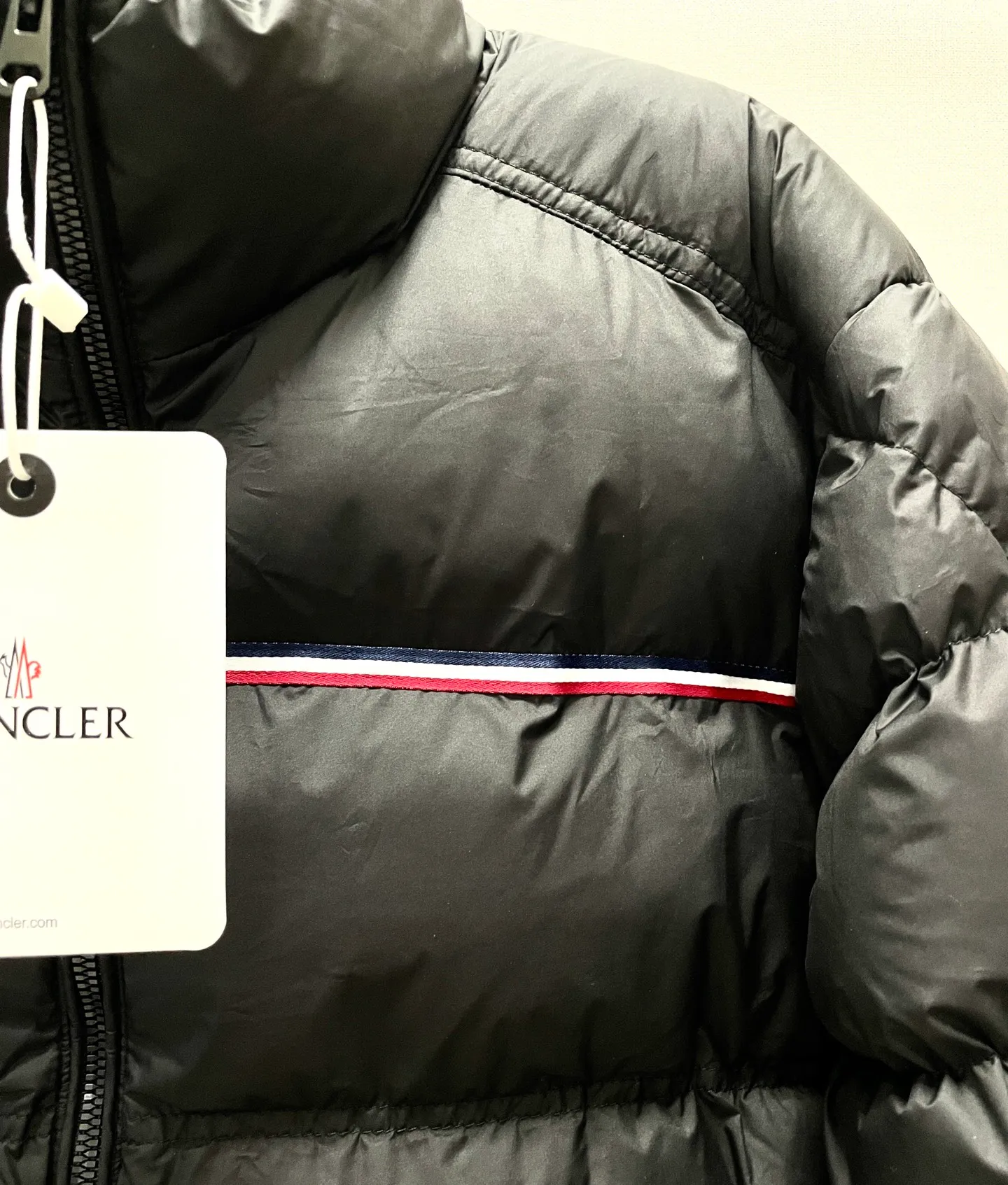 P340 Moncler/Moncler BOUVAQUE striped stand-up collar cotton jacket. Meng Mouth is getting bigger again. This new thick men’s cotton jacket with stand-up collar and hood is definitely the best item to wear in winter. The stand-up collar design is super aura, neat and capable. Whether it is a business occasion or a casual gathering, you can easily become the center of attention. Without the constraints of a hat, it looks more refreshing and stylish. Pairing it with a scarf can also unlock a variety of styles. Moreover, its thermal insulation performance is first-class, and its fluffy and thick filling can protect you thoughtfully even in cold weather. The fabric is high-quality, windproof and waterproof, and easy to care for. The classic black and white color scheme is simple and versatile. It can be worn with a sweater or a sweatshirt underneath, and with jeans or trousers on the bottom. You can't go wrong with it no matter how you wear it. If you want to enhance the quality of your winter outfit, this is the right choice!