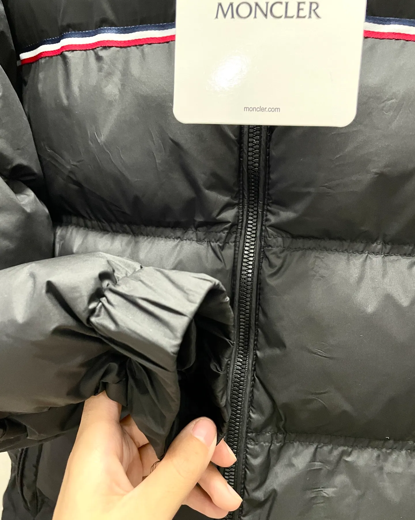 P340 Moncler/Moncler BOUVAQUE striped stand-up collar cotton jacket. Meng Mouth is getting bigger again. This new thick men’s cotton jacket with stand-up collar and hood is definitely the best item to wear in winter. The stand-up collar design is super aura, neat and capable. Whether it is a business occasion or a casual gathering, you can easily become the center of attention. Without the constraints of a hat, it looks more refreshing and stylish. Pairing it with a scarf can also unlock a variety of styles. Moreover, its thermal insulation performance is first-class, and its fluffy and thick filling can protect you thoughtfully even in cold weather. The fabric is high-quality, windproof and waterproof, and easy to care for. The classic black and white color scheme is simple and versatile. It can be worn with a sweater or a sweatshirt underneath, and with jeans or trousers on the bottom. You can't go wrong with it no matter how you wear it. If you want to enhance the quality of your winter outfit, this is the right choice!