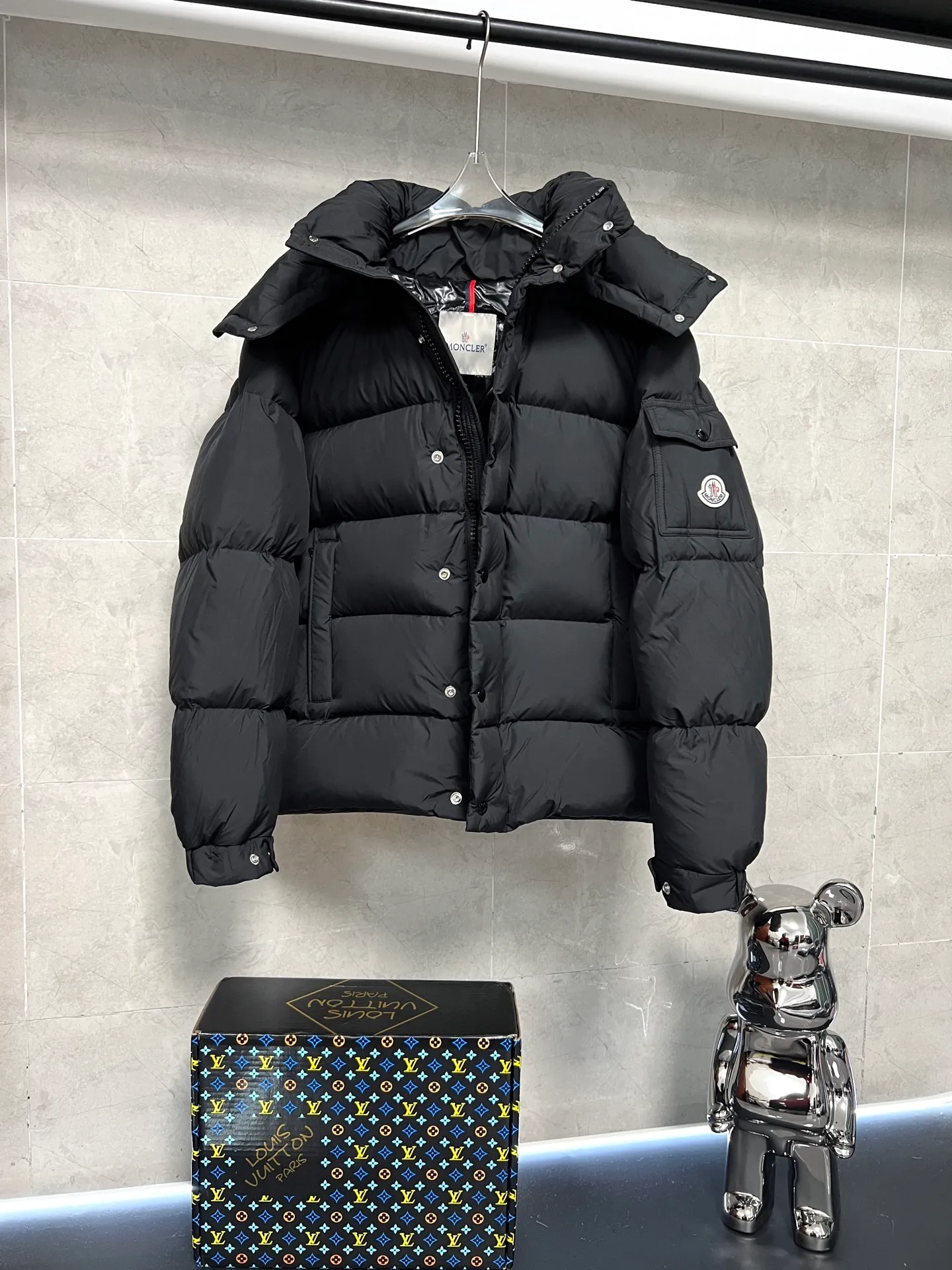 P800 Moncler matte Maya short down jacket. This short parka down jacket is made of longueSaion fabric. The garment is full of functional details to ensure warmth and care. Features removable hood, zip pockets, adjustable cuffs, and snap-zip flap fly. Logo embellished sleeves. It adds a unique touch to the overall shape and significantly improves the protective performance. Color: Black White Pink Pearl White Size: 12345