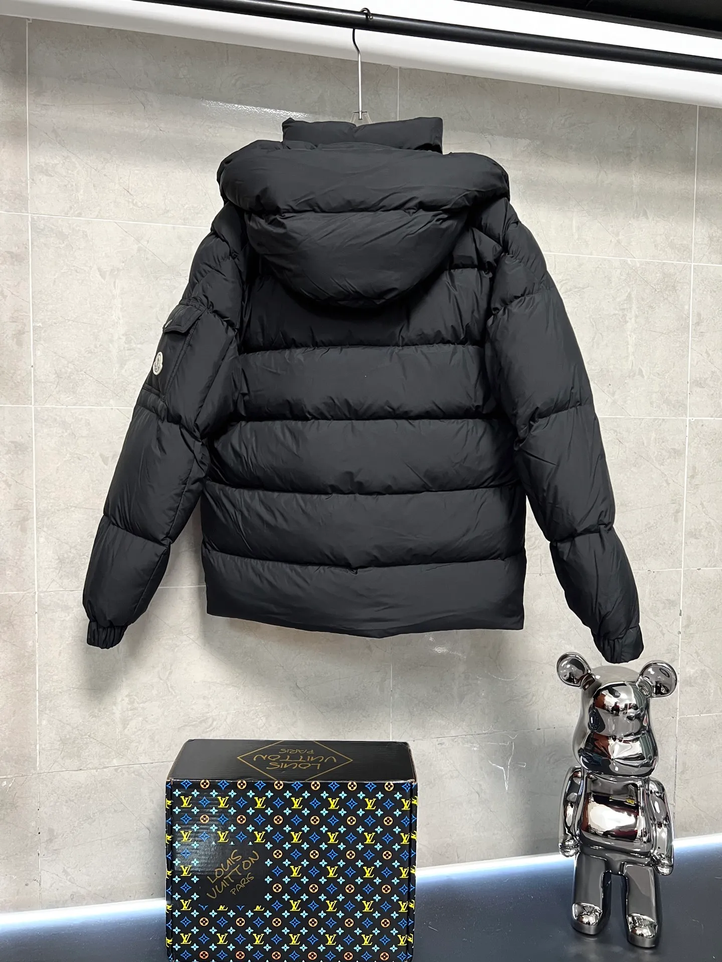 P800 Moncler matte Maya short down jacket. This short parka down jacket is made of longueSaion fabric. The garment is full of functional details to ensure warmth and care. Features removable hood, zip pockets, adjustable cuffs, and snap-zip flap fly. Logo embellished sleeves. It adds a unique touch to the overall shape and significantly improves the protective performance. Color: Black White Pink Pearl White Size: 12345