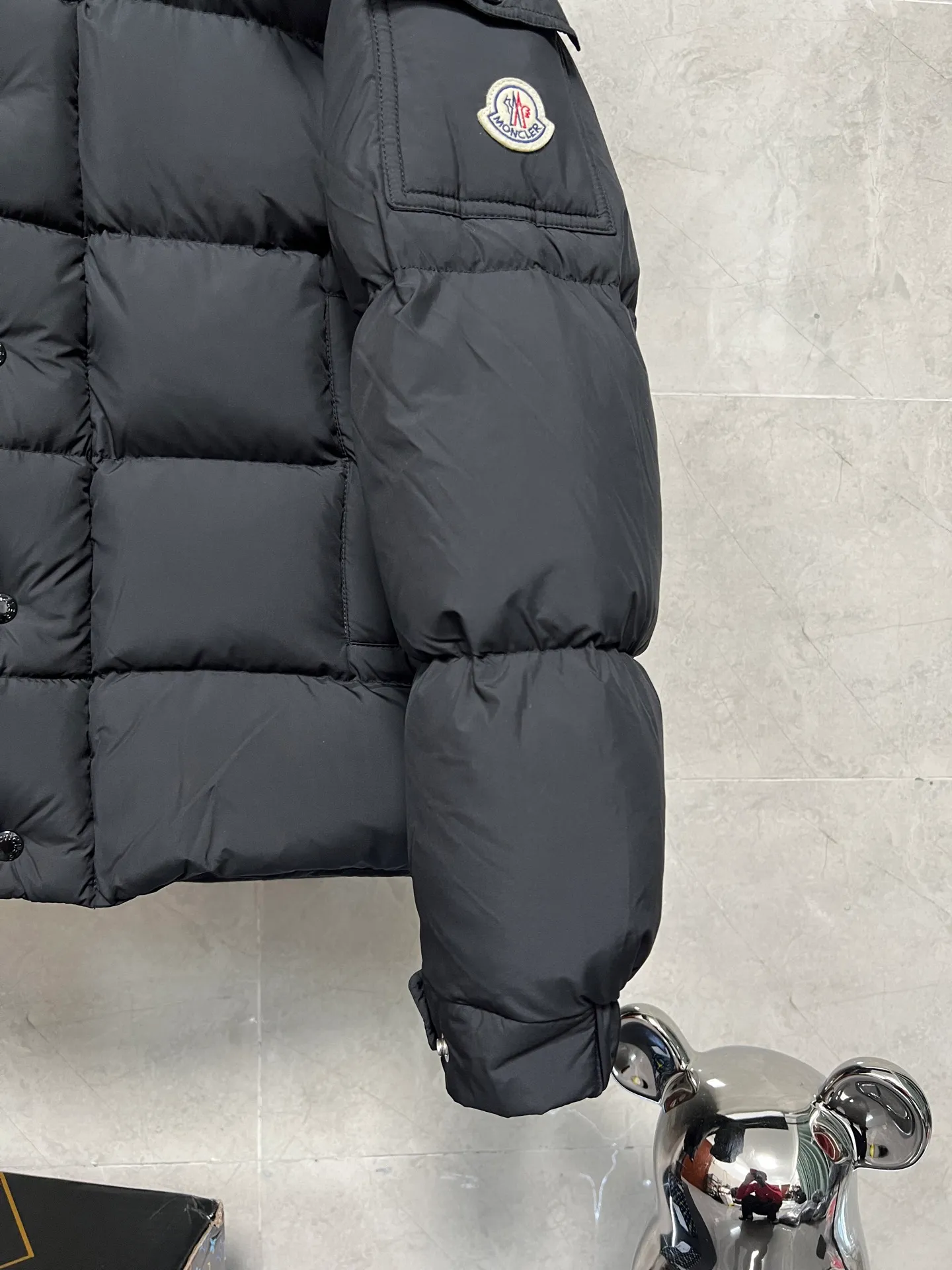 P800 Moncler matte Maya short down jacket. This short parka down jacket is made of longueSaion fabric. The garment is full of functional details to ensure warmth and care. Features removable hood, zip pockets, adjustable cuffs, and snap-zip flap fly. Logo embellished sleeves. It adds a unique touch to the overall shape and significantly improves the protective performance. Color: Black White Pink Pearl White Size: 12345