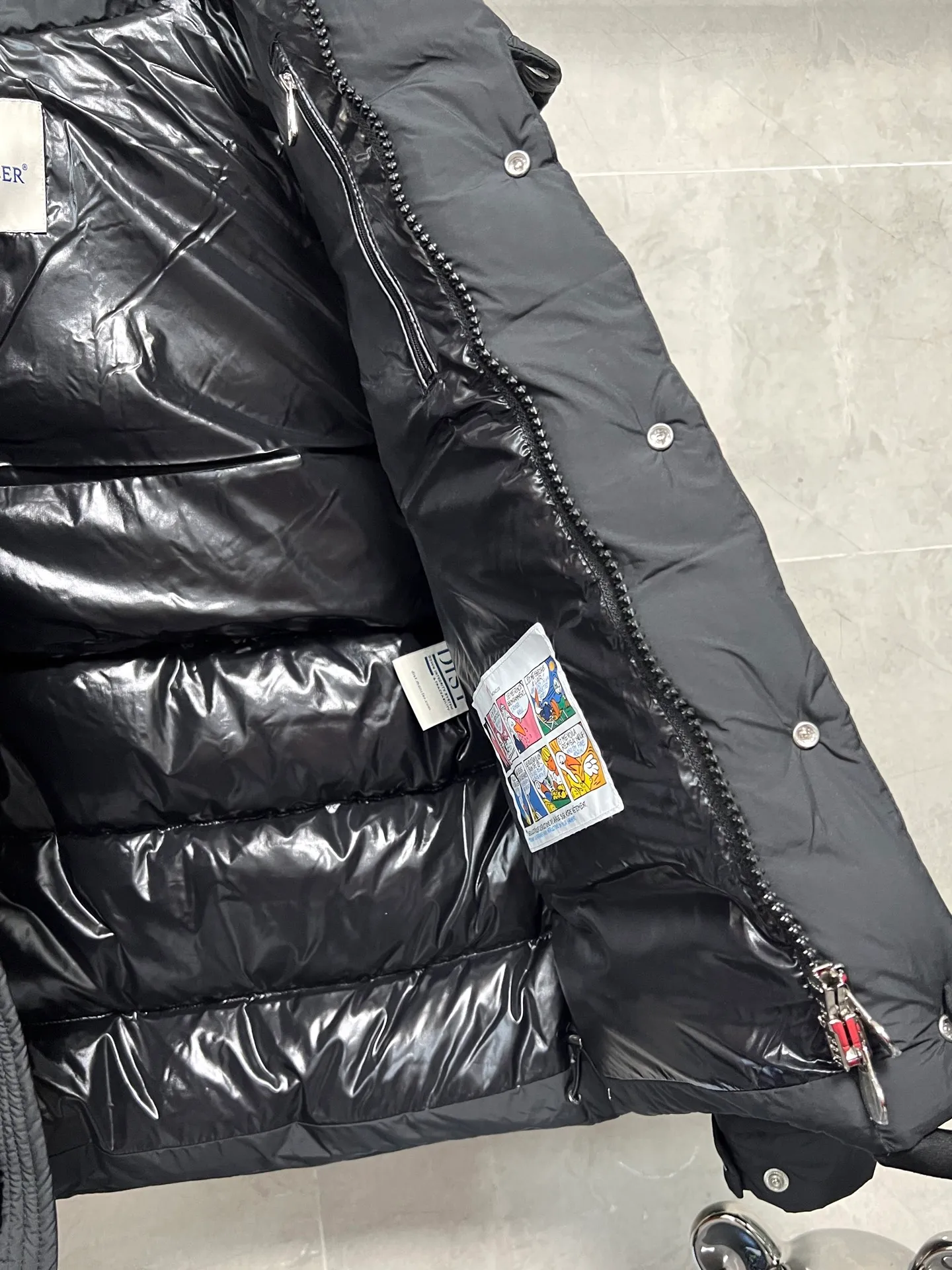P800 Moncler matte Maya short down jacket. This short parka down jacket is made of longueSaion fabric. The garment is full of functional details to ensure warmth and care. Features removable hood, zip pockets, adjustable cuffs, and snap-zip flap fly. Logo embellished sleeves. It adds a unique touch to the overall shape and significantly improves the protective performance. Color: Black White Pink Pearl White Size: 12345