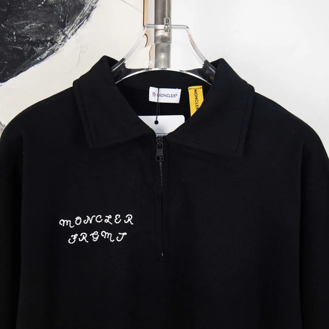 P390 zp version [Exclusive supply] MONCLER Mouth Embroidery Printed Lapel Sweater Fabric: Made of 380g brushed sweatshirt terry, the fabric is brushed to make the surface feel softer and smoother. The thread is matched with 1*1 double yarn thread. Craftsmanship: The embroidery uses flat lines and is embellished with brand embroidered letters. The armband is made of sheepskin composite embroidery technology. Technology: The lower part of the sleeve is printed with artificial glue and ultra-fine film screen. This sweatshirt is made of cotton fleece fabric and is an everyday basic item in the Monclerx FRGMT co-creation series. Moncler Genius design piece with logo embroidery. Wear with matching bottoms for a complete look. Collar made of cotton fleece fabric Half-zip closure Logo printing and embroidery details Accessories: Customized 1:1 washed logo Accessories: Customized 1:1 embroidered armbands Craftsmanship: Customized 1:1 three-dimensional embroidery Craftsmanship: Customized 1:1 printing crafts Color: Black Size: S M L XL Number: XS10208