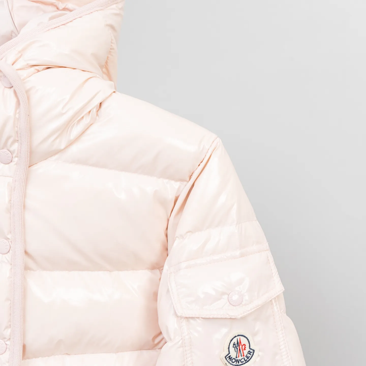 P800 2025 new autumn and winter style 🆕Moncler Meng Mouth Barante women's short hooded down and waisted jacket, huge slim waisted down jacket, using nylon oil-wax leather micro-wrinkling technology to make the whole dress show a high-end effect while being fashionable and easy to take care of. The detailed hardware is a new model with the same color and simple upper body, clean, slimming, age-reducing, fashionable, not bloated and warm. Color: cherry blossom pink, cream white, cool black