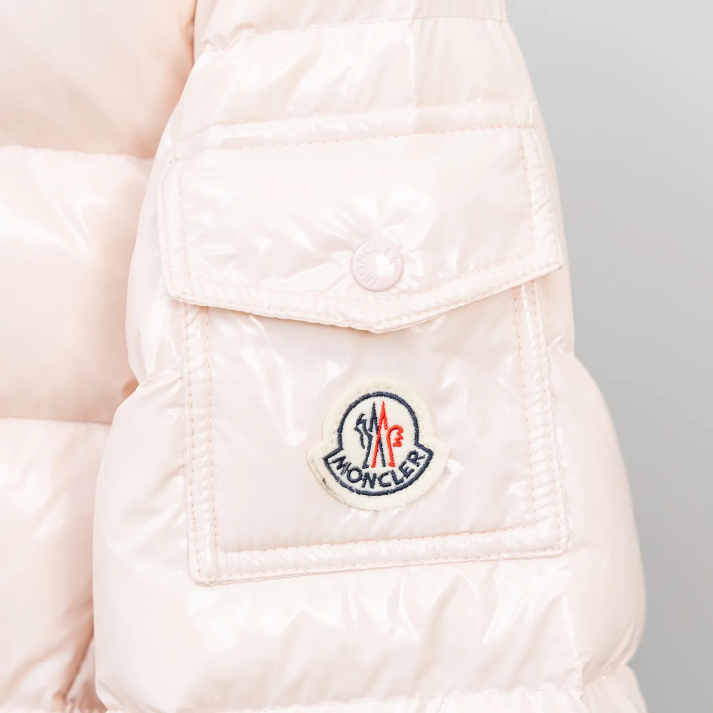 P800 2025 new autumn and winter style 🆕Moncler Meng Mouth Barante women's short hooded down and waisted jacket, huge slim waisted down jacket, using nylon oil-wax leather micro-wrinkling technology to make the whole dress show a high-end effect while being fashionable and easy to take care of. The detailed hardware is a new model with the same color and simple upper body, clean, slimming, age-reducing, fashionable, not bloated and warm. Color: cherry blossom pink, cream white, cool black