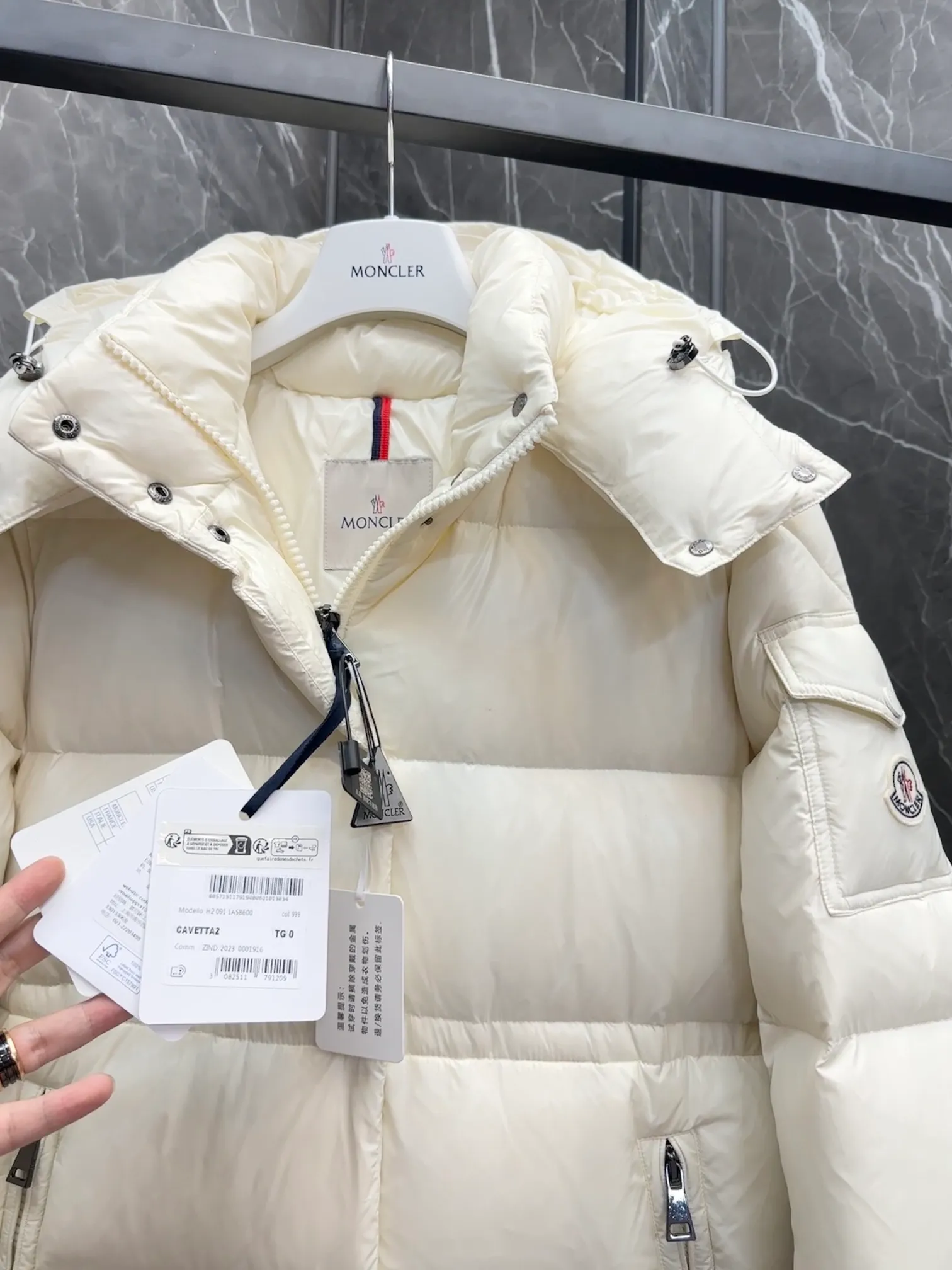 P800 Special Down ⬆️Moncler Cavettaz Long Women's Down Jacket Jacket. 480g duck down filling ❗️❗️❗️A walking duvet. Kill all low-end duck down shriveled versions. High-end exclusive. Dedicated to high-demand fairies with obsessive-compulsive disorder. The Cavettaz women's long down jacket is made of iconic nylon laqué fabric and is designed to cope with various environments.  The Cavettaz down jacket features a classic shape and checkered quilting for a simple yet distinct aesthetic. This long piece is made from nylon laqué fabric, giving it the instantly recognizable signature of the brand. Details Made of nylon laqué Nylon laqué lining Filled with down Removable hood Zipper and snap closure Zippered pockets Adjustable cuffs Elastic waist and hem Size : 123 Fairy Off-White
