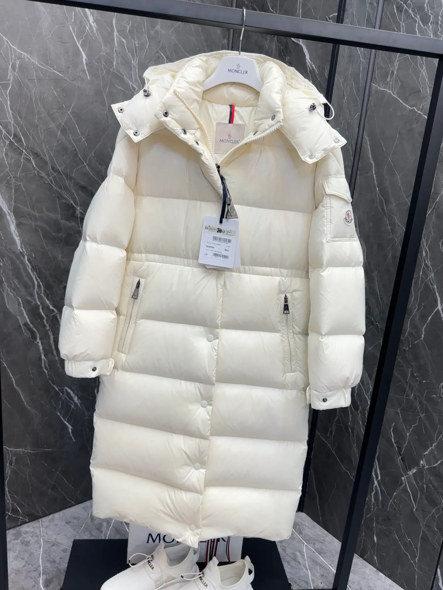 P800 Special Down ⬆️Moncler Cavettaz Long Women's Down Jacket Jacket. 480g duck down filling ❗️❗️❗️A walking duvet. Kill all low-end duck down shriveled versions. High-end exclusive. Dedicated to high-demand fairies with obsessive-compulsive disorder. The Cavettaz women's long down jacket is made of iconic nylon laqué fabric and is designed to cope with various environments.  The Cavettaz down jacket features a classic shape and checkered quilting for a simple yet distinct aesthetic. This long piece is made from nylon laqué fabric, giving it the instantly recognizable signature of the brand. Details Made of nylon laqué Nylon laqué lining Filled with down Removable hood Zipper and snap closure Zippered pockets Adjustable cuffs Elastic waist and hem Size : 123 Fairy Off-White