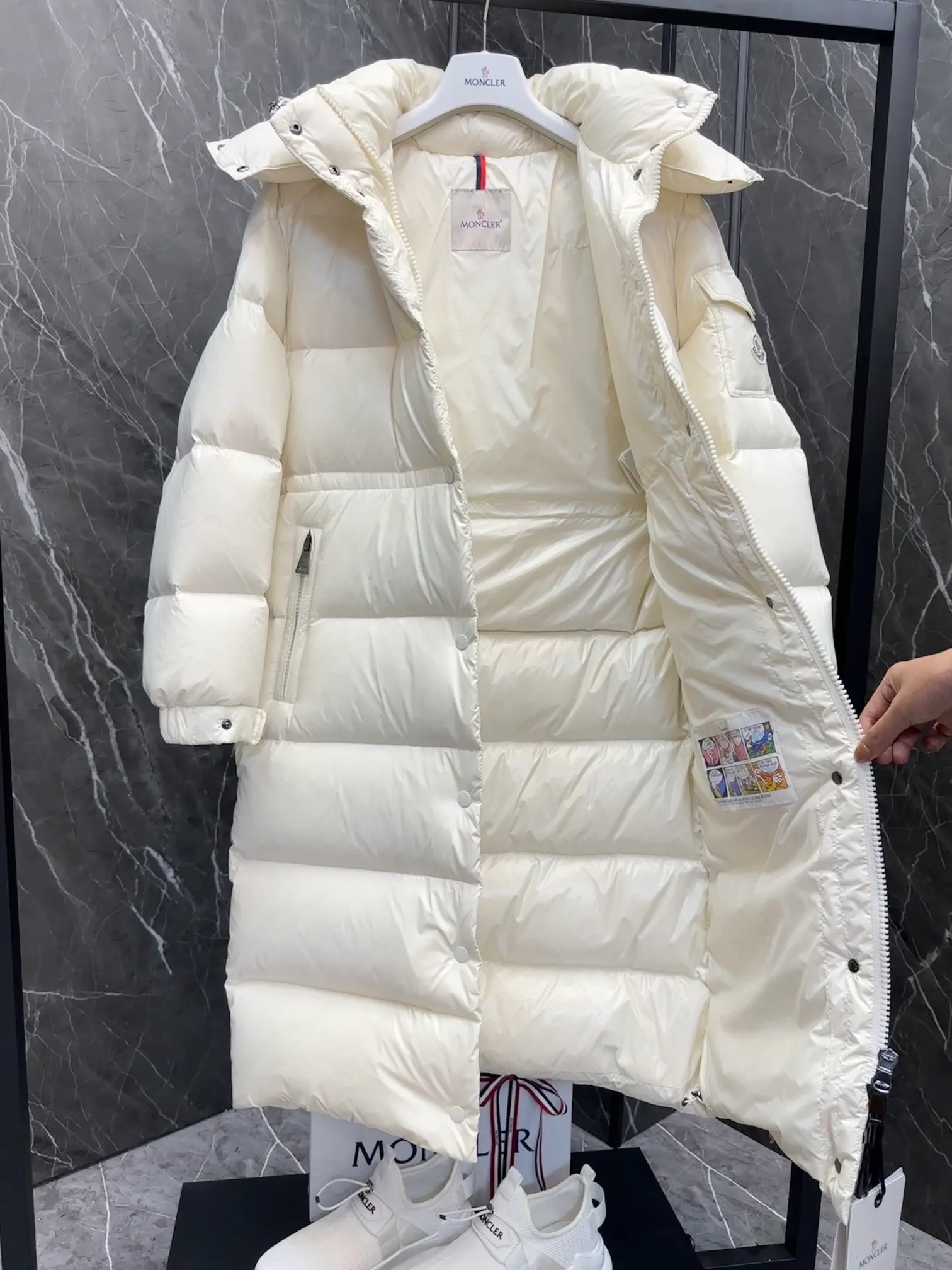P800 Special Down ⬆️Moncler Cavettaz Long Women's Down Jacket Jacket. 480g duck down filling ❗️❗️❗️A walking duvet. Kill all low-end duck down shriveled versions. High-end exclusive. Dedicated to high-demand fairies with obsessive-compulsive disorder. The Cavettaz women's long down jacket is made of iconic nylon laqué fabric and is designed to cope with various environments.  The Cavettaz down jacket features a classic shape and checkered quilting for a simple yet distinct aesthetic. This long piece is made from nylon laqué fabric, giving it the instantly recognizable signature of the brand. Details Made of nylon laqué Nylon laqué lining Filled with down Removable hood Zipper and snap closure Zippered pockets Adjustable cuffs Elastic waist and hem Size : 123 Fairy Off-White