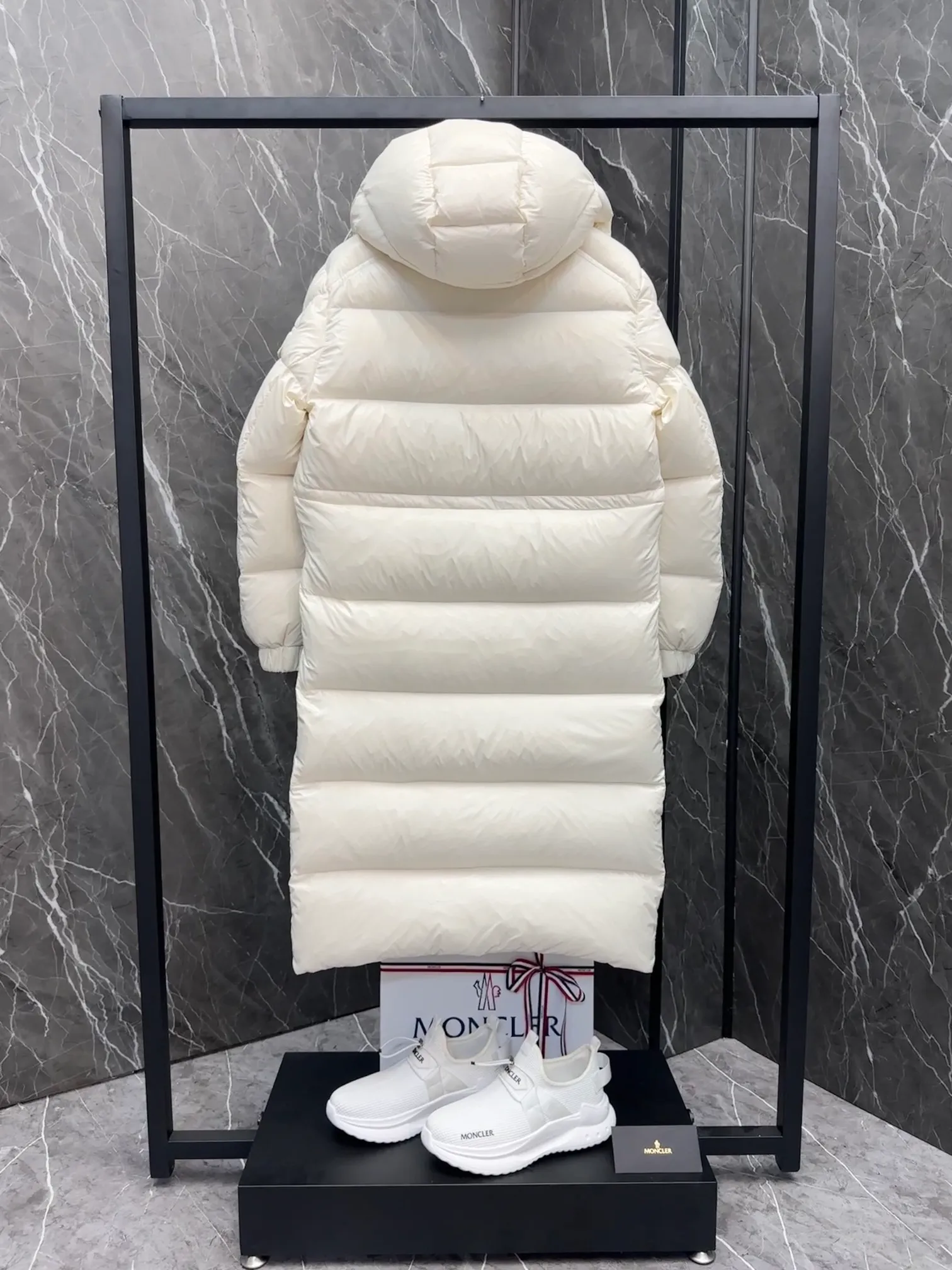 P800 Special Down ⬆️Moncler Cavettaz Long Women's Down Jacket Jacket. 480g duck down filling ❗️❗️❗️A walking duvet. Kill all low-end duck down shriveled versions. High-end exclusive. Dedicated to high-demand fairies with obsessive-compulsive disorder. The Cavettaz women's long down jacket is made of iconic nylon laqué fabric and is designed to cope with various environments.  The Cavettaz down jacket features a classic shape and checkered quilting for a simple yet distinct aesthetic. This long piece is made from nylon laqué fabric, giving it the instantly recognizable signature of the brand. Details Made of nylon laqué Nylon laqué lining Filled with down Removable hood Zipper and snap closure Zippered pockets Adjustable cuffs Elastic waist and hem Size : 123 Fairy Off-White
