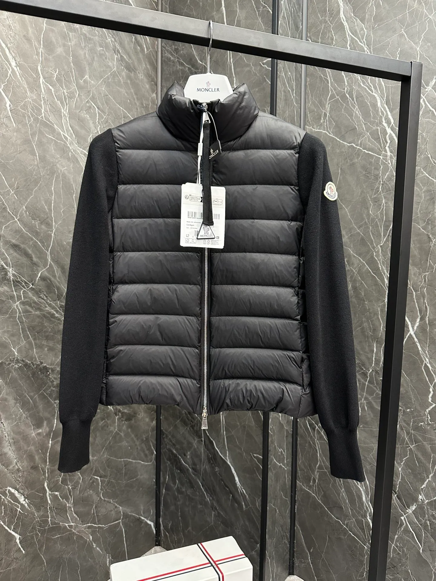 P640 Moncler｜Moncler Mouth Thin Knitted Spliced ​​Stand Collar｜Down Jacket Color: White, Black, Size: S, M, L, Winter inner wear!!! Several sweaters with down are released at this time of year. In fact, the evergreen style of sweaters and down is a basic style. It can be worn alone or layered, which will give it a more layered look!!! The front is down, and the back and two sleeves are made of wool blended fabrics. The soft and delicate knitted feel is not irritating at all! The texture is amazing, the velvet is large, delicate and stemless, and full of fluffiness! It has enough filling, and its thermal insulation performance is not to mention!!! It is windproof and warm, eliminating any possibility of velvet running. It feels silky and smooth, and has very good stiffness. The upper body will not look bloated. It is an evergreen model with a spliced ​​design!