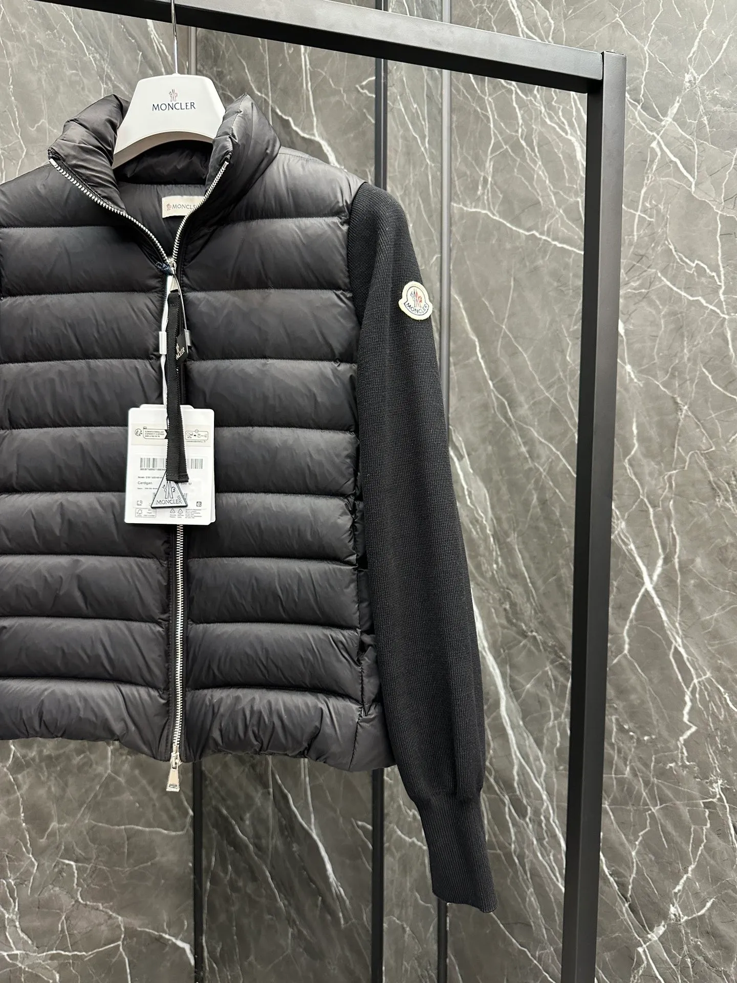 P640 Moncler｜Moncler Mouth Thin Knitted Spliced ​​Stand Collar｜Down Jacket Color: White, Black, Size: S, M, L, Winter inner wear!!! Several sweaters with down are released at this time of year. In fact, the evergreen style of sweaters and down is a basic style. It can be worn alone or layered, which will give it a more layered look!!! The front is down, and the back and two sleeves are made of wool blended fabrics. The soft and delicate knitted feel is not irritating at all! The texture is amazing, the velvet is large, delicate and stemless, and full of fluffiness! It has enough filling, and its thermal insulation performance is not to mention!!! It is windproof and warm, eliminating any possibility of velvet running. It feels silky and smooth, and has very good stiffness. The upper body will not look bloated. It is an evergreen model with a spliced ​​design!
