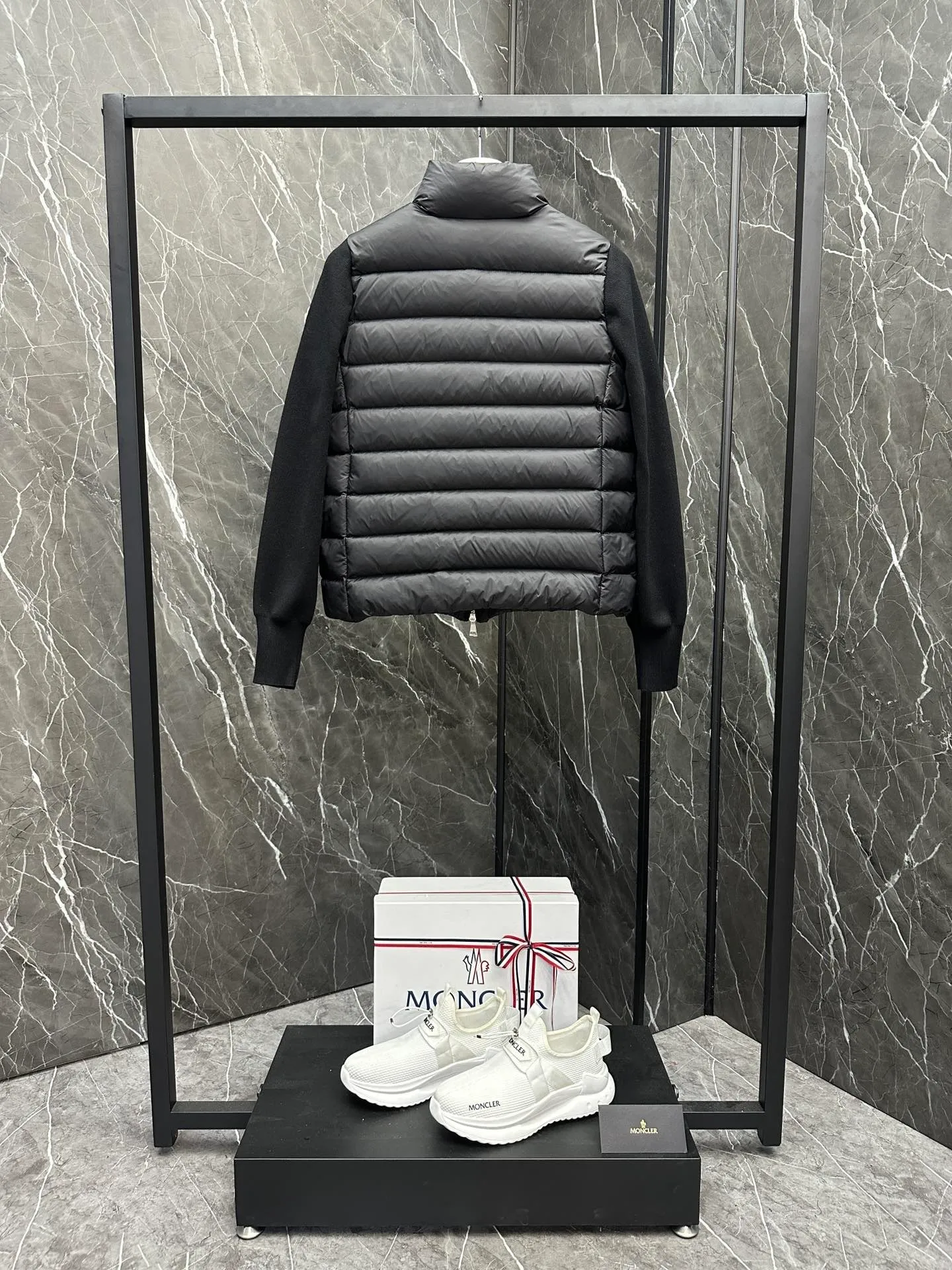 P640 Moncler｜Moncler Mouth Thin Knitted Spliced ​​Stand Collar｜Down Jacket Color: White, Black, Size: S, M, L, Winter inner wear!!! Several sweaters with down are released at this time of year. In fact, the evergreen style of sweaters and down is a basic style. It can be worn alone or layered, which will give it a more layered look!!! The front is down, and the back and two sleeves are made of wool blended fabrics. The soft and delicate knitted feel is not irritating at all! The texture is amazing, the velvet is large, delicate and stemless, and full of fluffiness! It has enough filling, and its thermal insulation performance is not to mention!!! It is windproof and warm, eliminating any possibility of velvet running. It feels silky and smooth, and has very good stiffness. The upper body will not look bloated. It is an evergreen model with a spliced ​​design!