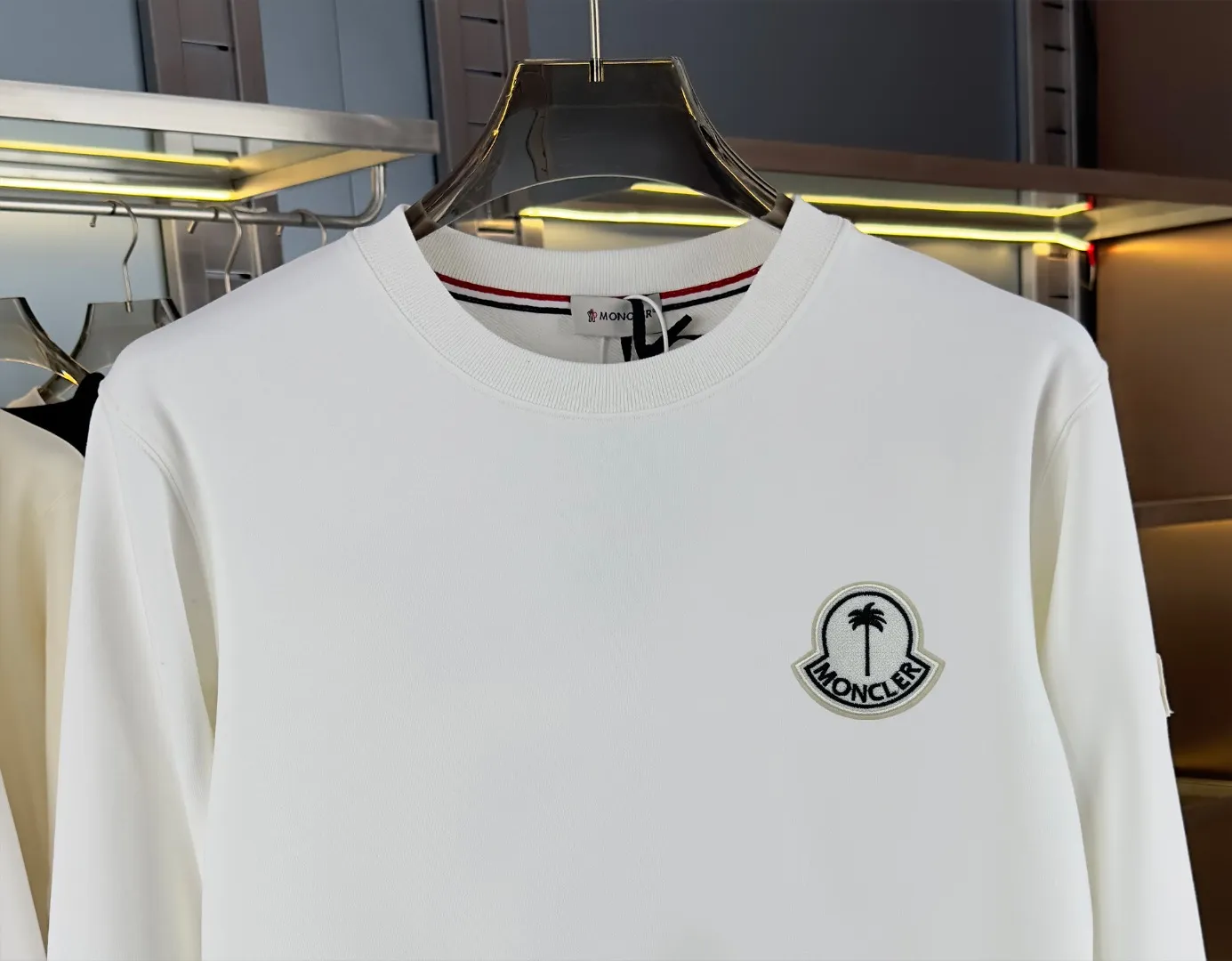 P210 high version sweatshirt) 📦With exclusive picture packaging📦 [Long-term ready stock] Upgraded version "Mobile phone smart sensor ~ NFC chip armband ~ Direct access to the official website anti-counterfeiting" 〖 𝐌𝐎𝐍𝐂𝐋𝐄𝐑 ~ Mouth covering〗 2025 new high quality, using 450g heavyweight fabric Different from the market currency, you can mix and match everything at will and you will be handsome😎The whole clothes is made of double waistcoats. The double waistcoats make the whole dress more three-dimensional. It is not an ordinary factory that can do such fine work. 2025 autumn and winter new style, on sale at the counter, exquisite printed round neck terry sweatshirt. High-end double-ply cotton. Customized stretch ribs are dyed in the same vat. Three standards are complete. It is matched with digital printing patterns and is very breathable. Same style for men and women. Color: black, white, apricot. Size: S M L XL 2XL