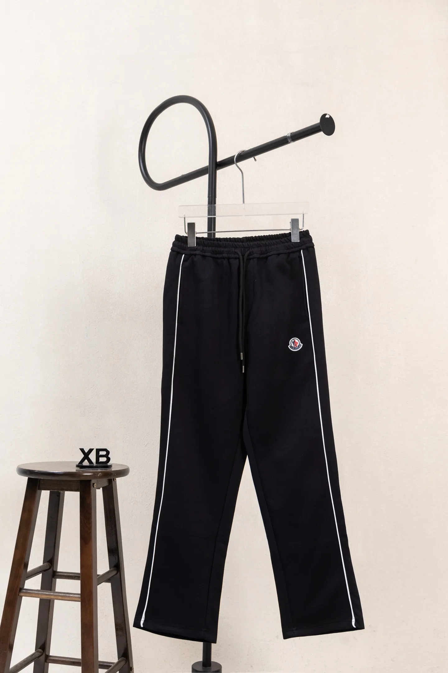 P230 Style No. The custom-woven 400-weight yarn can be compounded. The gray fabric has a hand-washed feel, a cloth surface, and a drape of 380g. The fabric is dyed in the same vat and fixed and dyed. The printing has no burrs and the waistline is restored in a consistent manner. The domestic double-needle machine is modified to honing the thread! The seemingly simple style has so many little details! Foot 22 thread professional size S-XL