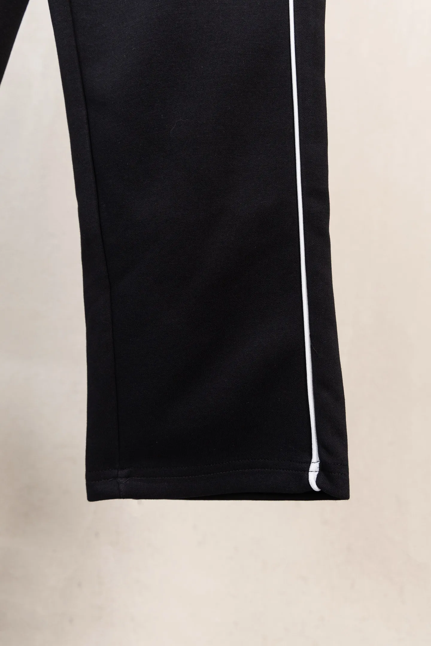 P230 Style No. The custom-woven 400-weight yarn can be compounded. The gray fabric has a hand-washed feel, a cloth surface, and a drape of 380g. The fabric is dyed in the same vat and fixed and dyed. The printing has no burrs and the waistline is restored in a consistent manner. The domestic double-needle machine is modified to honing the thread! The seemingly simple style has so many little details! Foot 22 thread professional size S-XL