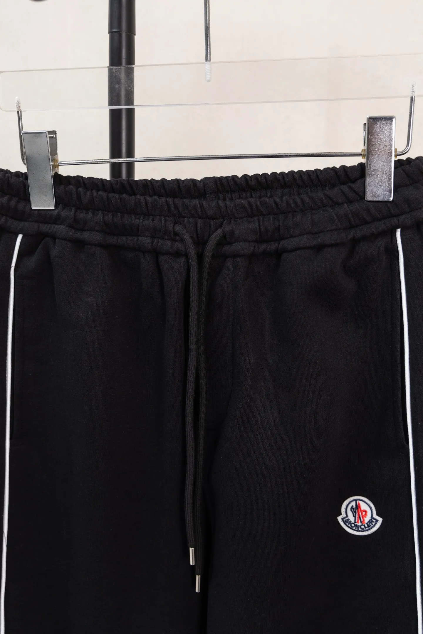 P230 Style No. The custom-woven 400-weight yarn can be compounded. The gray fabric has a hand-washed feel, a cloth surface, and a drape of 380g. The fabric is dyed in the same vat and fixed and dyed. The printing has no burrs and the waistline is restored in a consistent manner. The domestic double-needle machine is modified to honing the thread! The seemingly simple style has so many little details! Foot 22 thread professional size S-XL