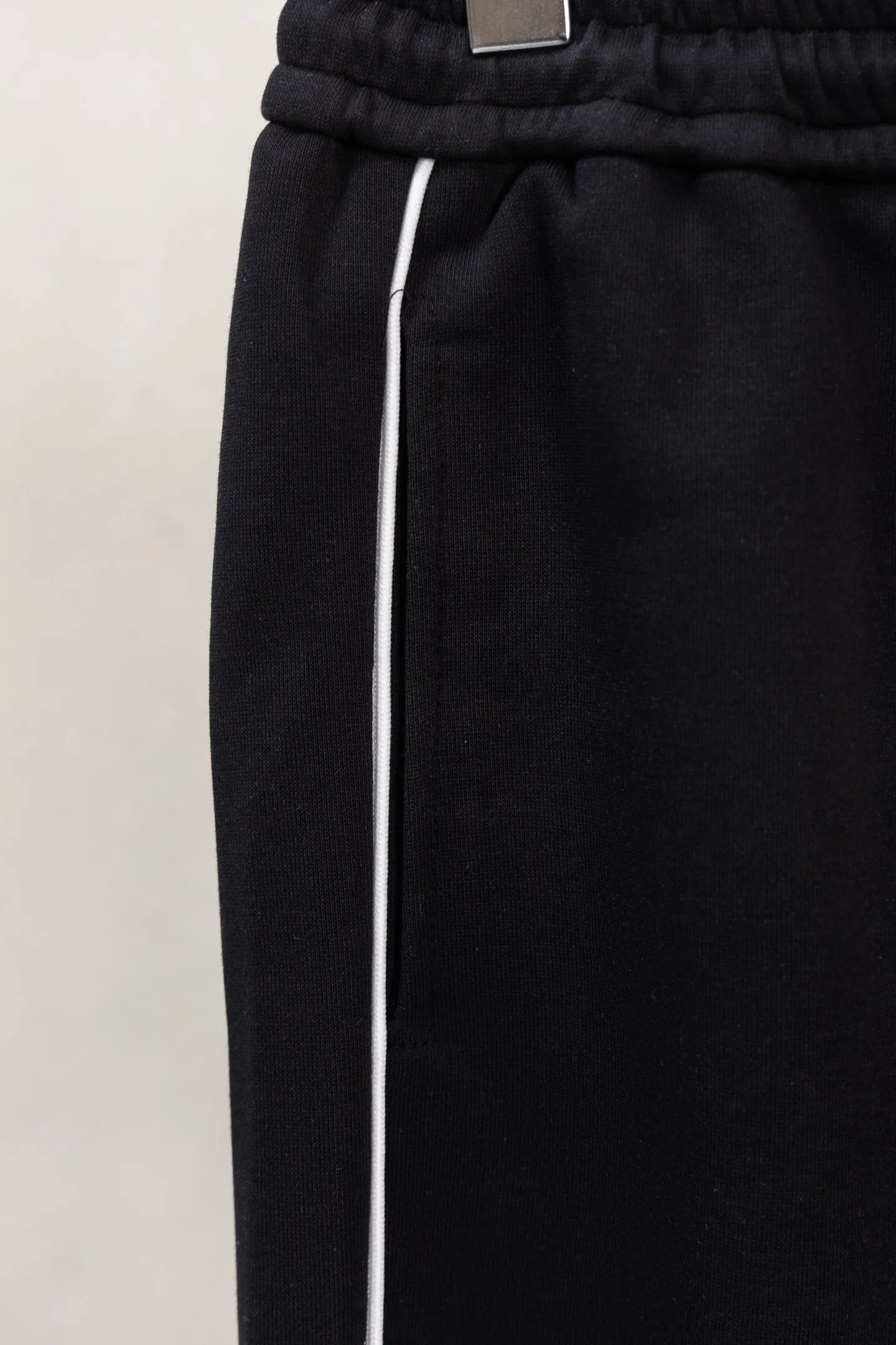 P230 Style No. The custom-woven 400-weight yarn can be compounded. The gray fabric has a hand-washed feel, a cloth surface, and a drape of 380g. The fabric is dyed in the same vat and fixed and dyed. The printing has no burrs and the waistline is restored in a consistent manner. The domestic double-needle machine is modified to honing the thread! The seemingly simple style has so many little details! Foot 22 thread professional size S-XL