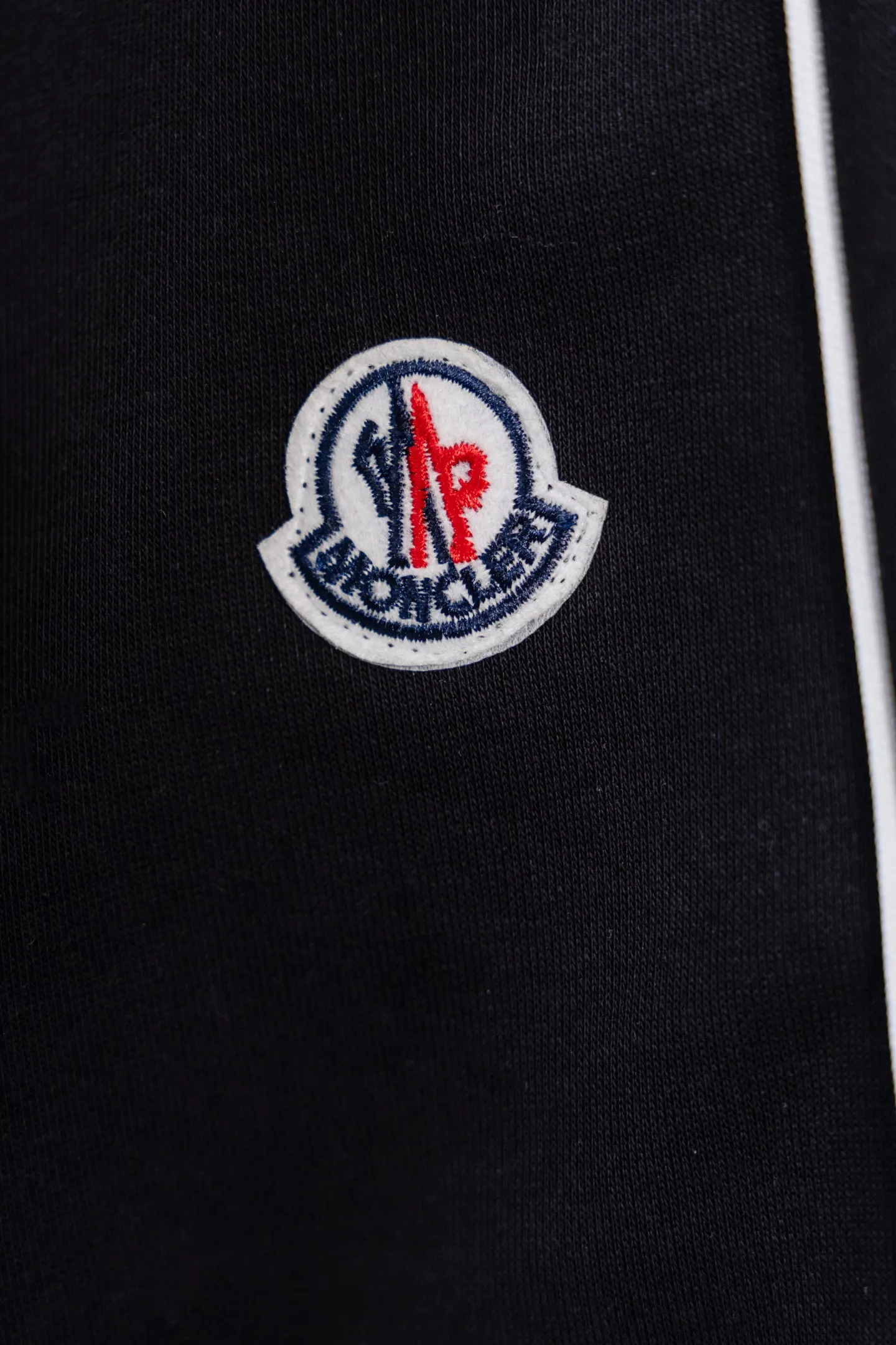 P230 Style No. The custom-woven 400-weight yarn can be compounded. The gray fabric has a hand-washed feel, a cloth surface, and a drape of 380g. The fabric is dyed in the same vat and fixed and dyed. The printing has no burrs and the waistline is restored in a consistent manner. The domestic double-needle machine is modified to honing the thread! The seemingly simple style has so many little details! Foot 22 thread professional size S-XL