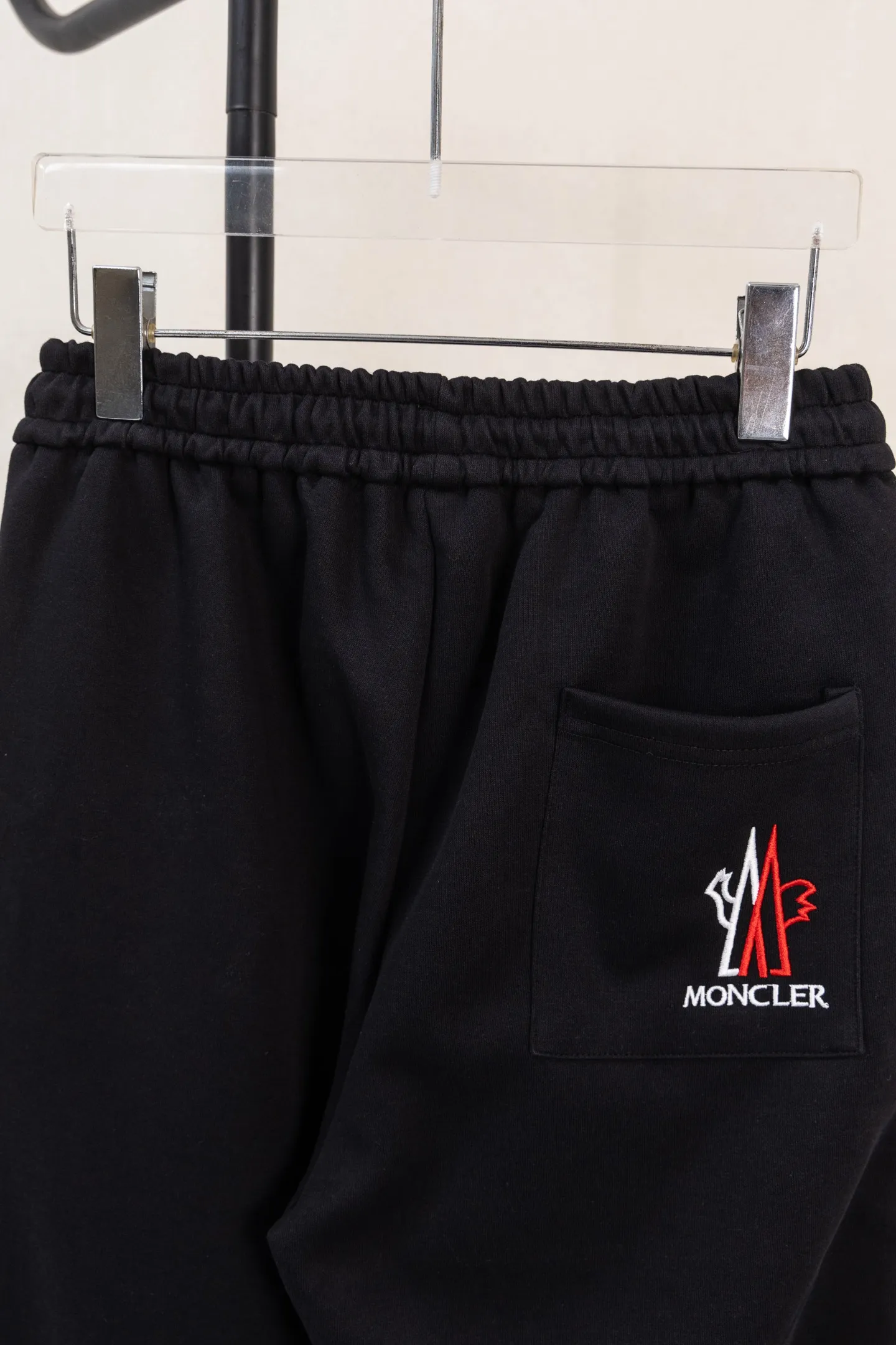 P230 Style No. The custom-woven 400-weight yarn can be compounded. The gray fabric has a hand-washed feel, a cloth surface, and a drape of 380g. The fabric is dyed in the same vat and fixed and dyed. The printing has no burrs and the waistline is restored in a consistent manner. The domestic double-needle machine is modified to honing the thread! The seemingly simple style has so many little details! Foot 22 thread professional size S-XL