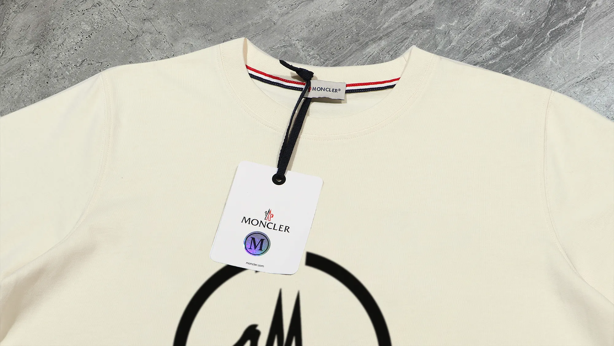 P210 High-version sweatshirt) [Long-term stock] 〖𝐌𝐎𝐍𝐂𝐋𝐄𝐑~Mask〗 Made of 440g heavy-weight fabric. It is different from the market currency. It can be matched with any variety and is properly handsome. 😎The whole dress is made of double waistcoats. The double waistcoats make the whole dress more three-dimensional. Not ordinary factories can do such fine work. 2025 Spring runway version of the T stage, on sale at the counter, round neck terry sweatshirt, high-end double-strand pure cotton, custom-made stretch ribs, dyed in the same vat, complete with three standards, matched with exquisite embroidered LOGO on the chest, simple and advanced, same style for men and women. Color: black, apricot, white, size: S M L XL 2XL