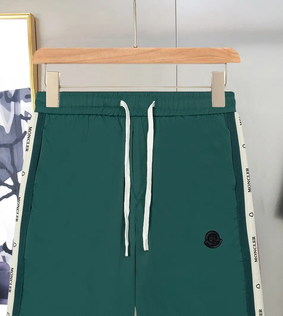 P190 Moncler/Moncler 2025 new fashion casual shorts, the most fashionable and latest logo decorated versatile casual shorts! The 25-year-old limited-edition trousers are a must-have item for all trendy men, and are a very popular style. A classic, luxurious and charming model, with super good looks and great matching effect. This is an exquisite and fashionable item! The absolute signature product is also the most worth buying. Versatile fashionable temperament, with high-street and personalized effects, full of attractions. Whether it is from the overall design of the pants body or the smallest details, you can feel the ultra-high standard of this style. The grade is very extraordinary and it is in line with the current trend aesthetic. The upper body is youthful and energetic, showing off your own taste and style. It is perfect. Made of top-grade polyester fiber cotton fabric, the overall touch is extremely comfortable and the skin-friendly effect is high-grade. This item is destined to be worn on the high street and perfectly meets the needs of various wearing occasions. Size: L～4XL