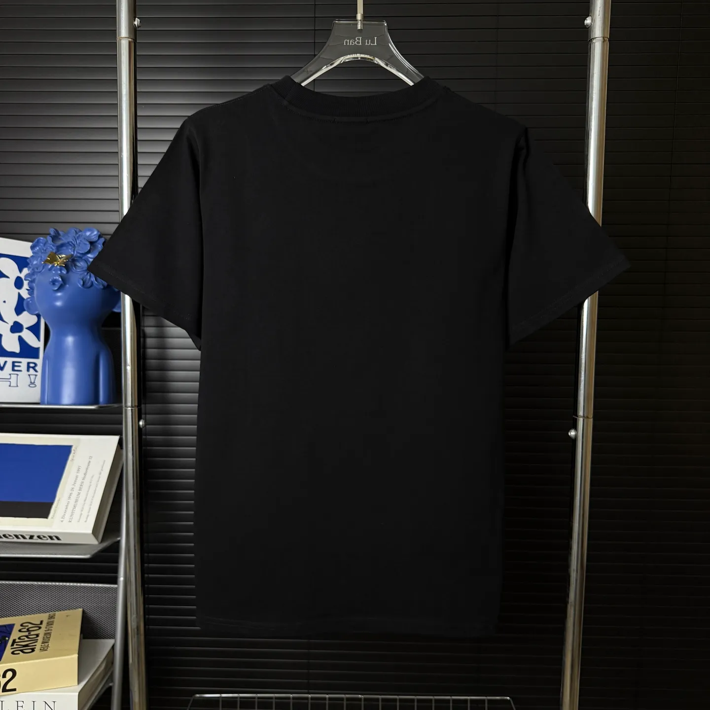 P170 A227 (Long-term replenishment, arrival the next day) MONCLER/Masklet hot diamond letter LOGO round neck short-sleeved T-shirt, exclusive first-run high-definition The fabric is made of 300 grams of heavyweight pure cotton, custom-made with 32 double-strand threads, and processed twice for ready-to-wear. The fabric is comfortable and skin-friendly. Custom-dyed fabrics with high textile density, good drape, not easy to deform and shrink. The thick texture and tight spinning process will not affect the breathability of the fabric. The color saturation is very high. Imported Tajima embroidery technology, the version has a good upper body effect, a versatile and good-looking short sleeve, the loose version covers the flesh and looks slim. Size: S~XL Color: white black