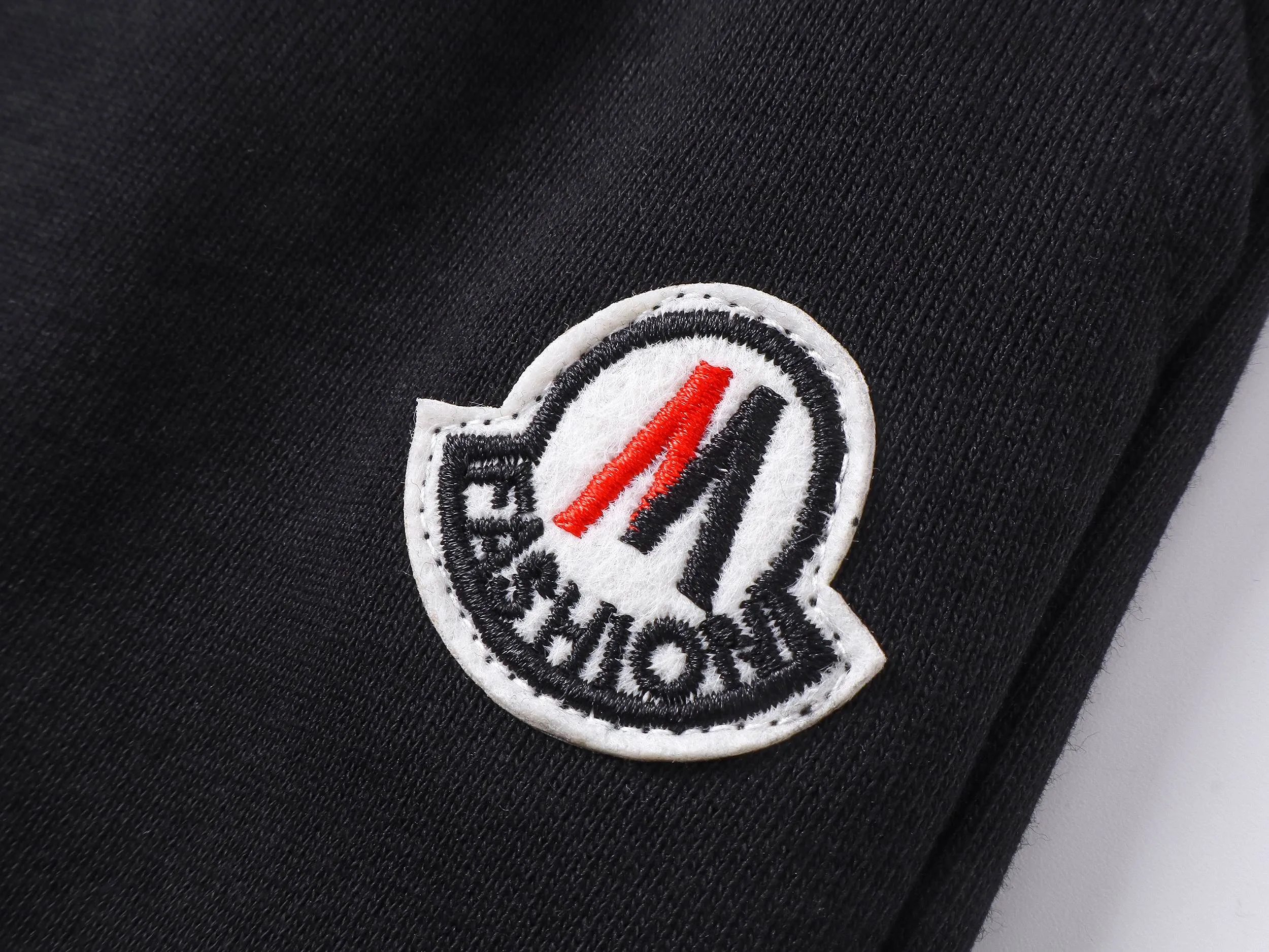 P180 high version of the MONCLER classic small label shorts. Made of 360g pure cotton custom fabric, embroidered logo, custom hardware zipper, compact and three-dimensional shape, straight stripe splicing, custom trouser cord hardware with strong texture and smoothness, comfortable and breathable upper body, concave and convex three-dimensional sense, fashionable and casual wear. Color: Black White Size: XS-L