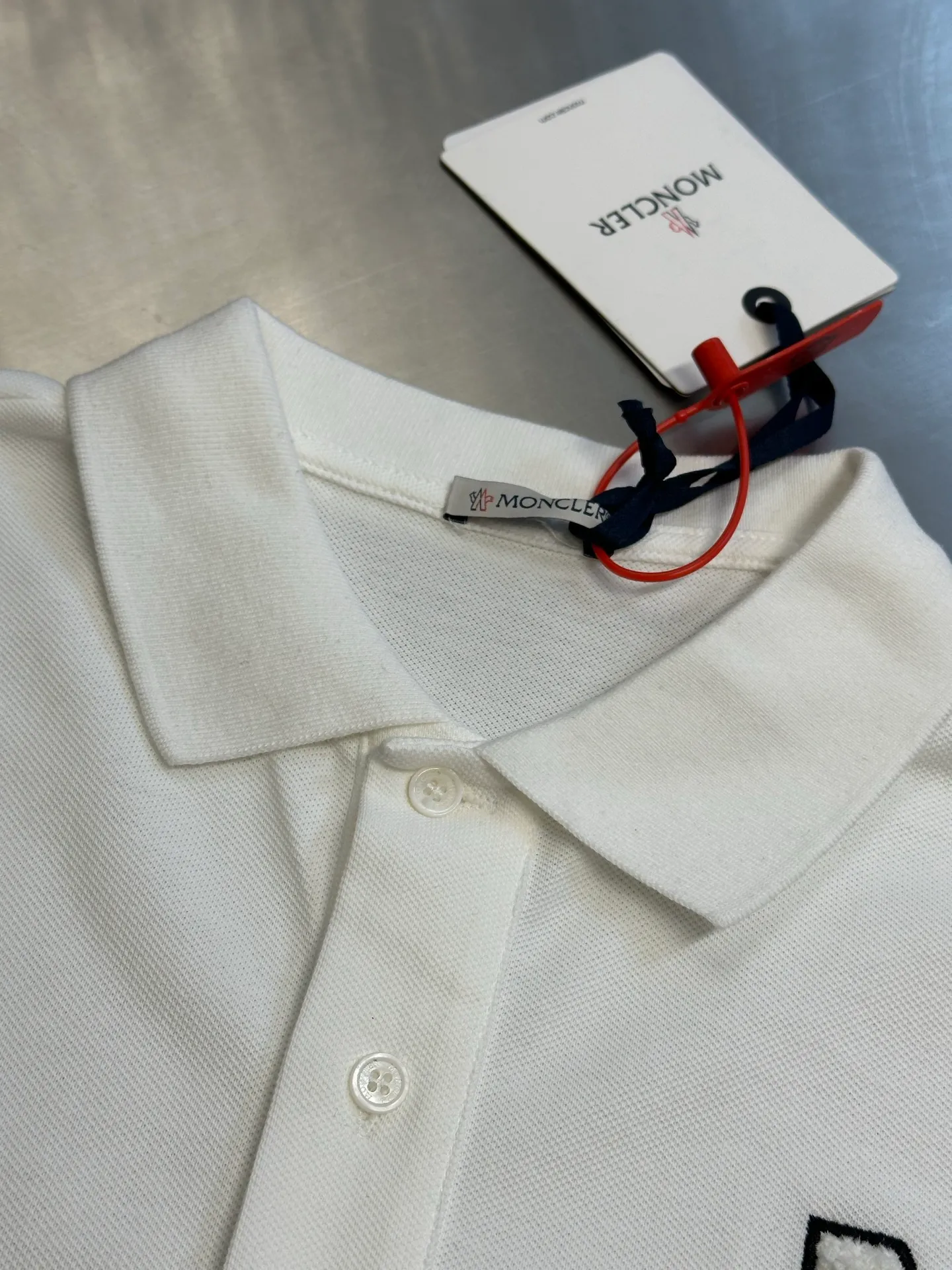 P280 Moncler terry embroidered Polo shirt, custom-made piqué pure cotton sateen, the M letter on the chest is outlined on navy blue with navy blue thread, giving the Polo shirt an instant relief-like spatial layering, which complements the badges on the sleeves and highlights the brand style.  It adopts towel embroidery technology, a traditional hand-made embroidery technology, which uses needle method to embroider. It is completed by changing the hooking action of a special machine head, and the coils are interlocked one by one, thus bringing a towel-like texture and effect.  size：s m l xl