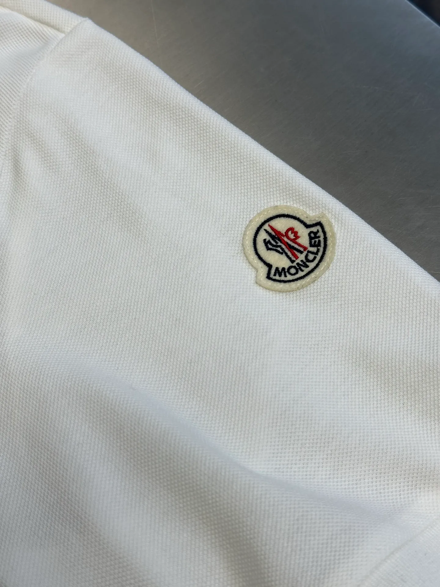 P280 Moncler terry embroidered Polo shirt, custom-made piqué pure cotton sateen, the M letter on the chest is outlined on navy blue with navy blue thread, giving the Polo shirt an instant relief-like spatial layering, which complements the badges on the sleeves and highlights the brand style.  It adopts towel embroidery technology, a traditional hand-made embroidery technology, which uses needle method to embroider. It is completed by changing the hooking action of a special machine head, and the coils are interlocked one by one, thus bringing a towel-like texture and effect.  size：s m l xl