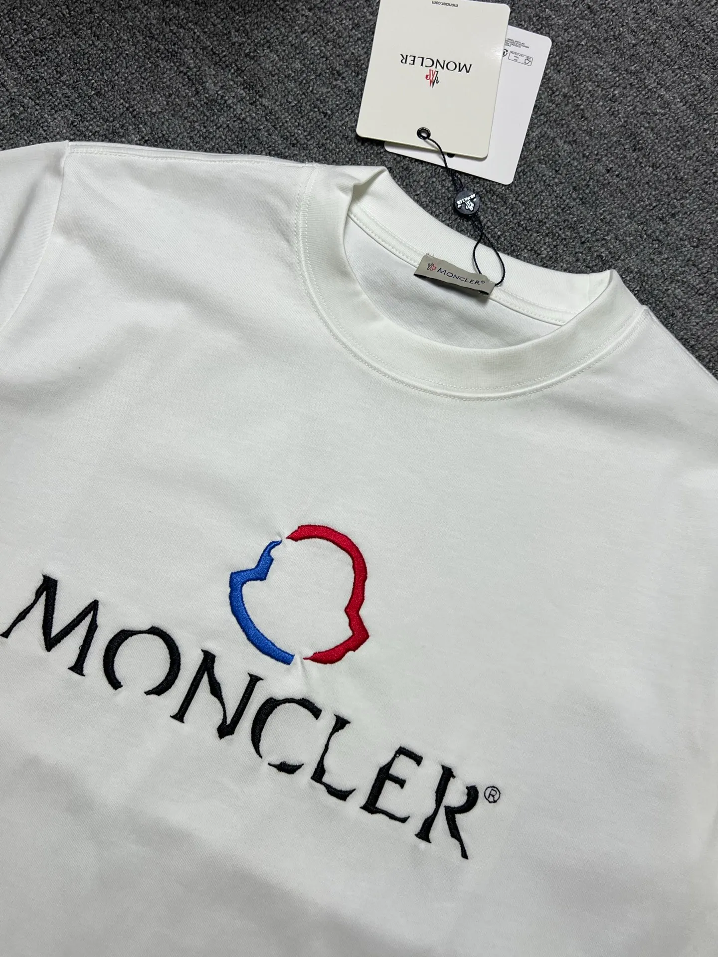 P160 MONCLER short-sleeved T-shirt Color: black white Craftsmanship: defective letter embroidery Size xs-L a Fabric: 280g