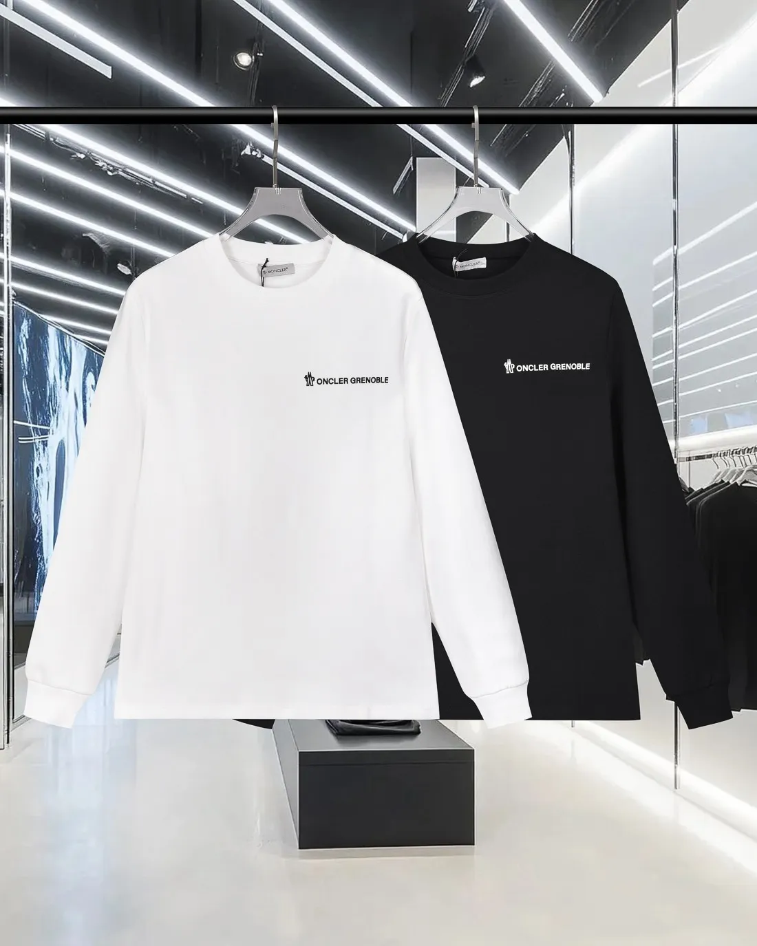P220 MONCLER/muzzle 2025Fw new autumn and winter style Silicone three-dimensional printed letter logo on the front and back of the chest Uniform for men and women Pullover round neck long-sleeved T-shirt Brand classic Long-staple cotton fabric Official synchronization High version High quality Fashion personality Versatile trend Pure original quality Original fabric Hang tag Collar label Washed wheat Complete three labels Color: Black. White. Size: M-3XL