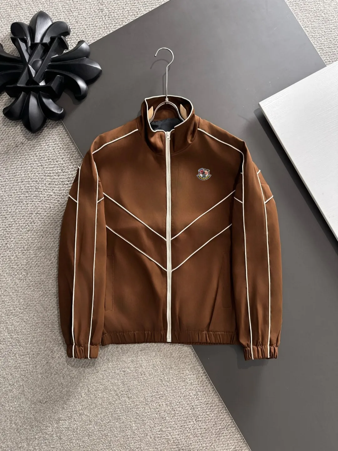 Next day shipping P460 MONCLER/Mask high quality 2025 autumn and winter new casual heavy industry jacket exclusively developed by yb! High quality production! The top version of the trading company channel order, external orders for imported custom fabrics, high breathability and comfort, impeccable details, absolutely worth buying! Brand element design concept, delicate and soft feel! It presents a casual cut and the upper body shape is great! On sale simultaneously on the official website! From a high-end men's positioning brand, the low-key luxury taste is irresistible! Exquisite workmanship and impeccable quality! The overall style is simple, fashionable and timeless, fully meeting the requirements of stylish and tasteful dressing! Size: M to 5XL (or state your height and weight when placing an order)