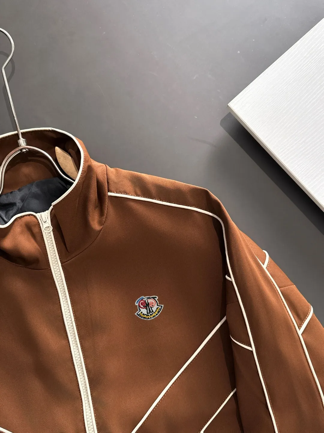 Next day shipping P460 MONCLER/Mask high quality 2025 autumn and winter new casual heavy industry jacket exclusively developed by yb! High quality production! The top version of the trading company channel order, external orders for imported custom fabrics, high breathability and comfort, impeccable details, absolutely worth buying! Brand element design concept, delicate and soft feel! It presents a casual cut and the upper body shape is great! On sale simultaneously on the official website! From a high-end men's positioning brand, the low-key luxury taste is irresistible! Exquisite workmanship and impeccable quality! The overall style is simple, fashionable and timeless, fully meeting the requirements of stylish and tasteful dressing! Size: M to 5XL (or state your height and weight when placing an order)