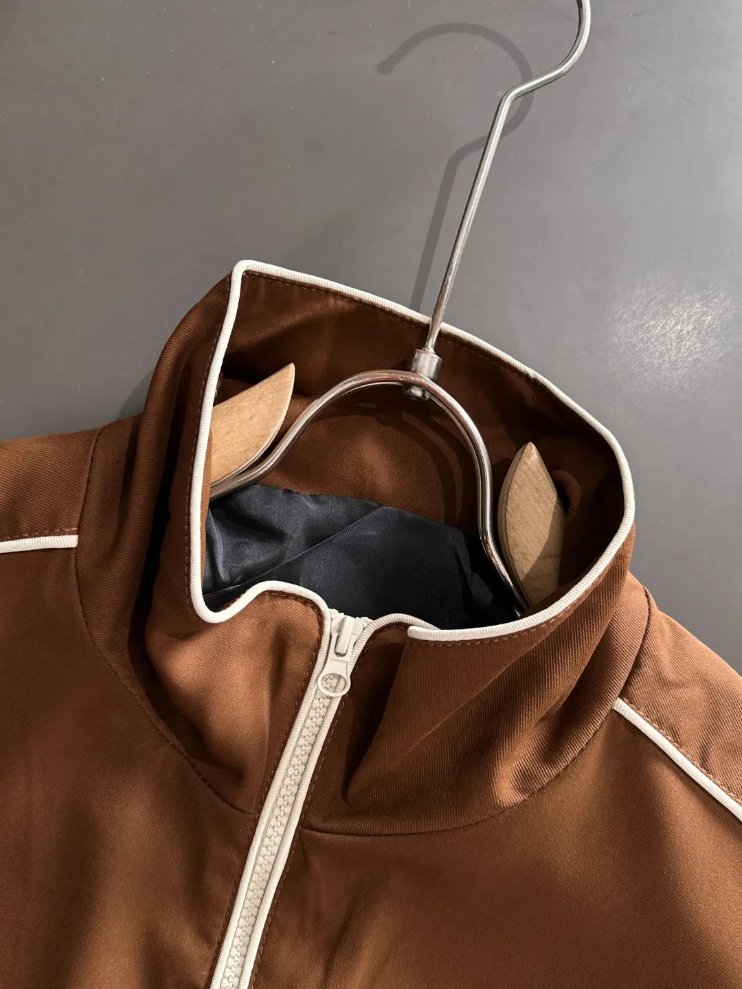 Next day shipping P460 MONCLER/Mask high quality 2025 autumn and winter new casual heavy industry jacket exclusively developed by yb! High quality production! The top version of the trading company channel order, external orders for imported custom fabrics, high breathability and comfort, impeccable details, absolutely worth buying! Brand element design concept, delicate and soft feel! It presents a casual cut and the upper body shape is great! On sale simultaneously on the official website! From a high-end men's positioning brand, the low-key luxury taste is irresistible! Exquisite workmanship and impeccable quality! The overall style is simple, fashionable and timeless, fully meeting the requirements of stylish and tasteful dressing! Size: M to 5XL (or state your height and weight when placing an order)